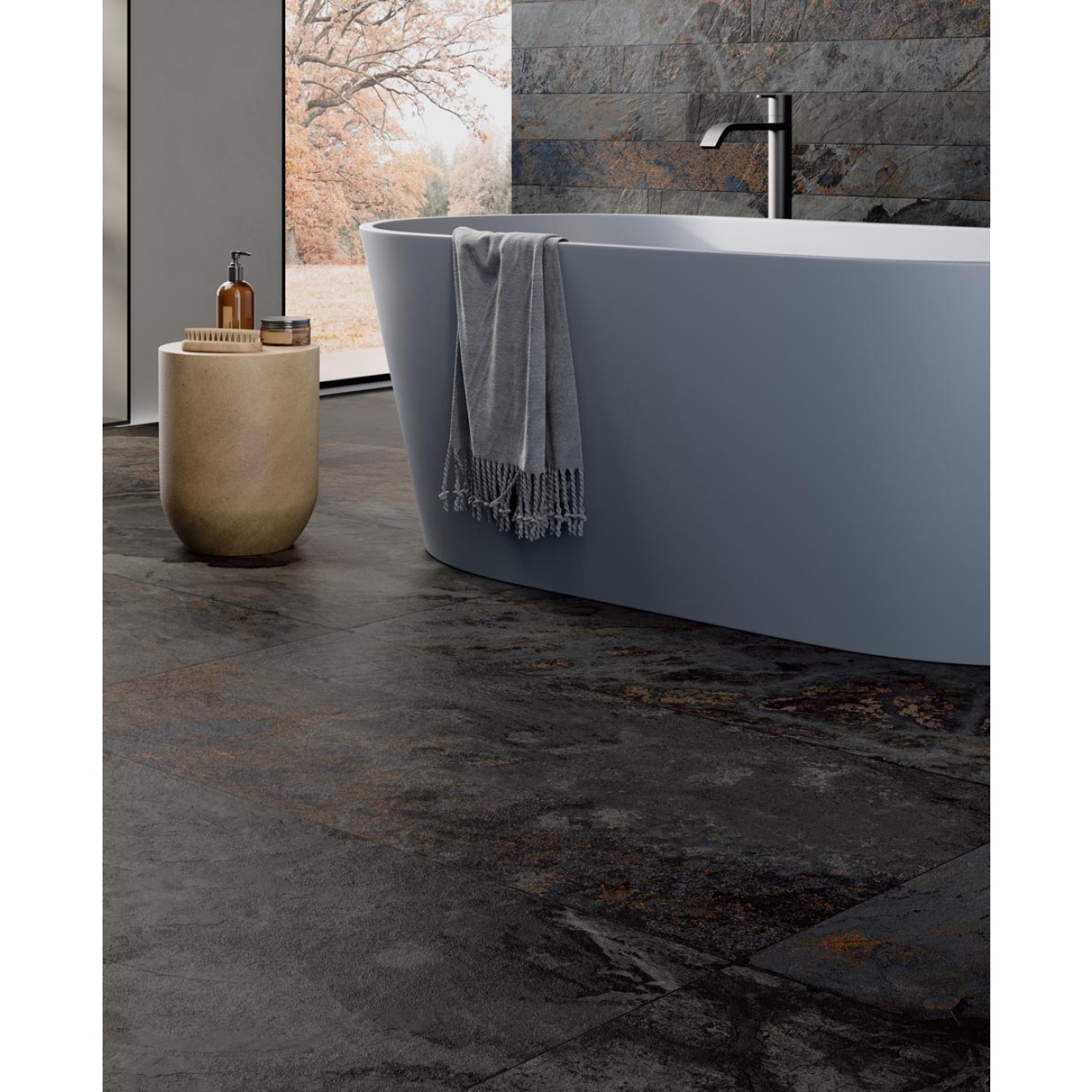 Fliese Sant Agostino Metastone in der Farbe Night verlegt unter einer Badewanne