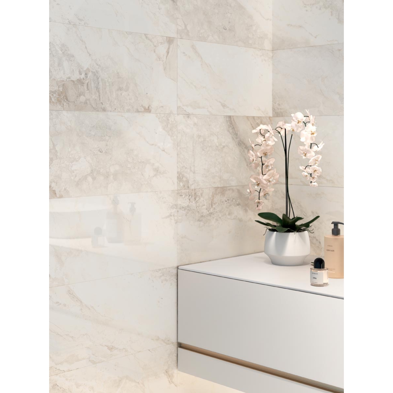 Fliese Sant Agostino Mystic in der Farbe Ivory verlegt an einem Waschbecken