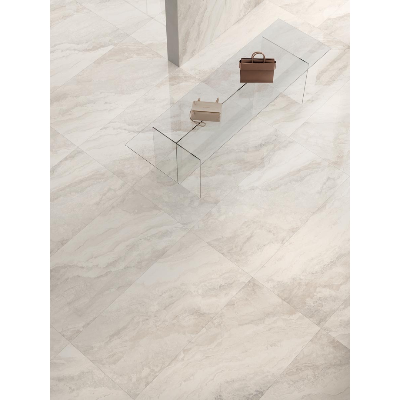 Fliese Sant Agostino Mystic in der Farbe Ivory verlegt unter einem Glastisch