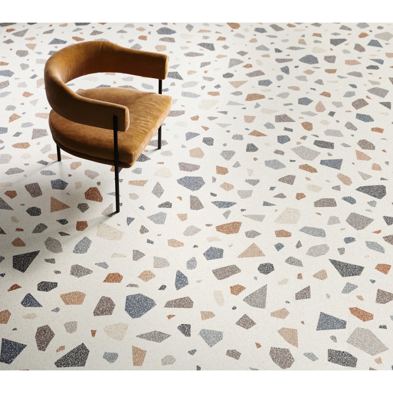 Fliese Sant Agostino Newdeco in der Farbe Palladian Light verlegt unter einem Stuhl