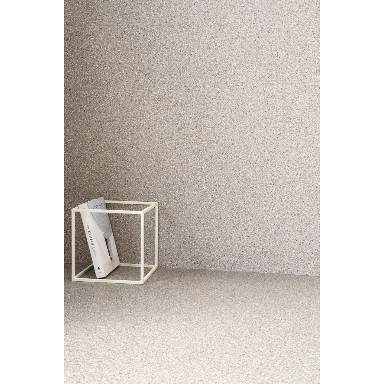 Fliese Sant Agostino Newdeco in der Farbe Pearl verlegt hinter einem Würfel mit einem Buch drin