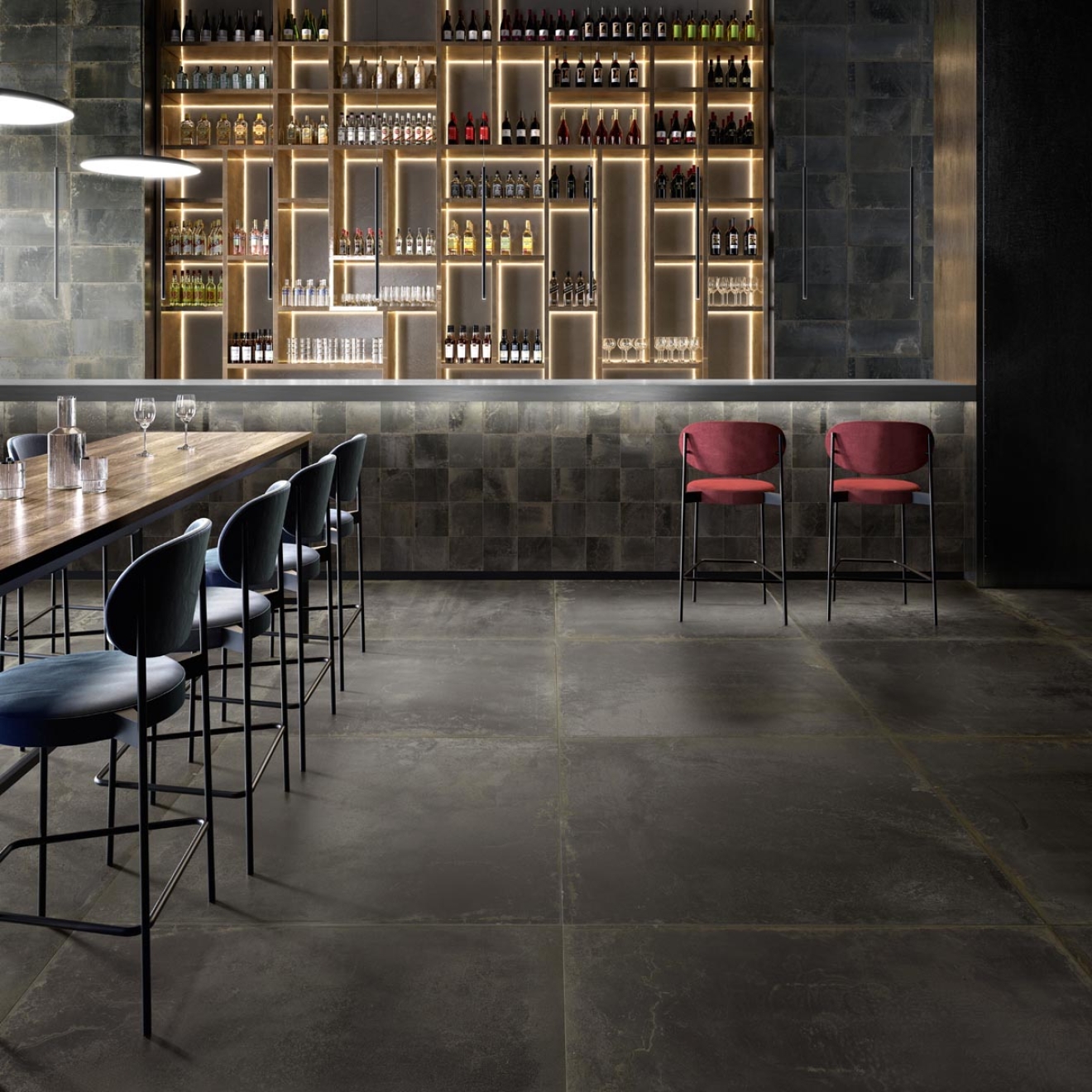 Fliese Sant Agostino Oxidart in der Farbe Black verlegt in einer Bar