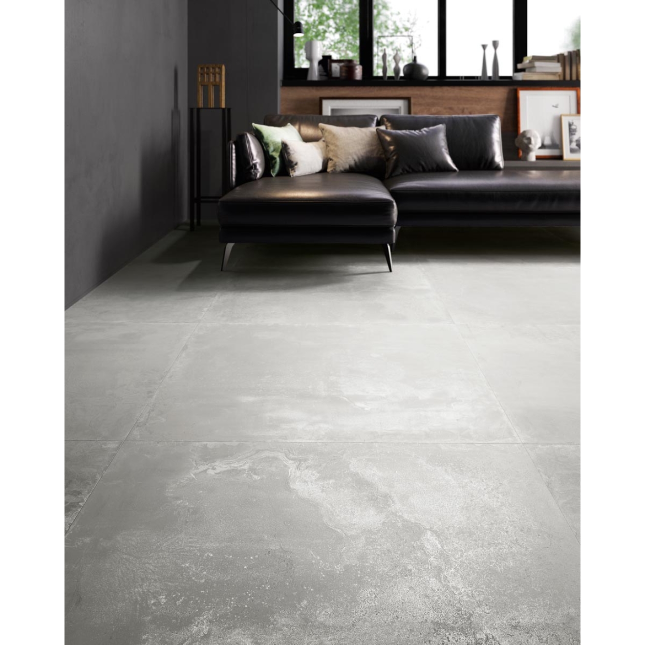 Fliese Sant Agostino Oxidart in der Farbe Silver verlegt unter einem Sofa