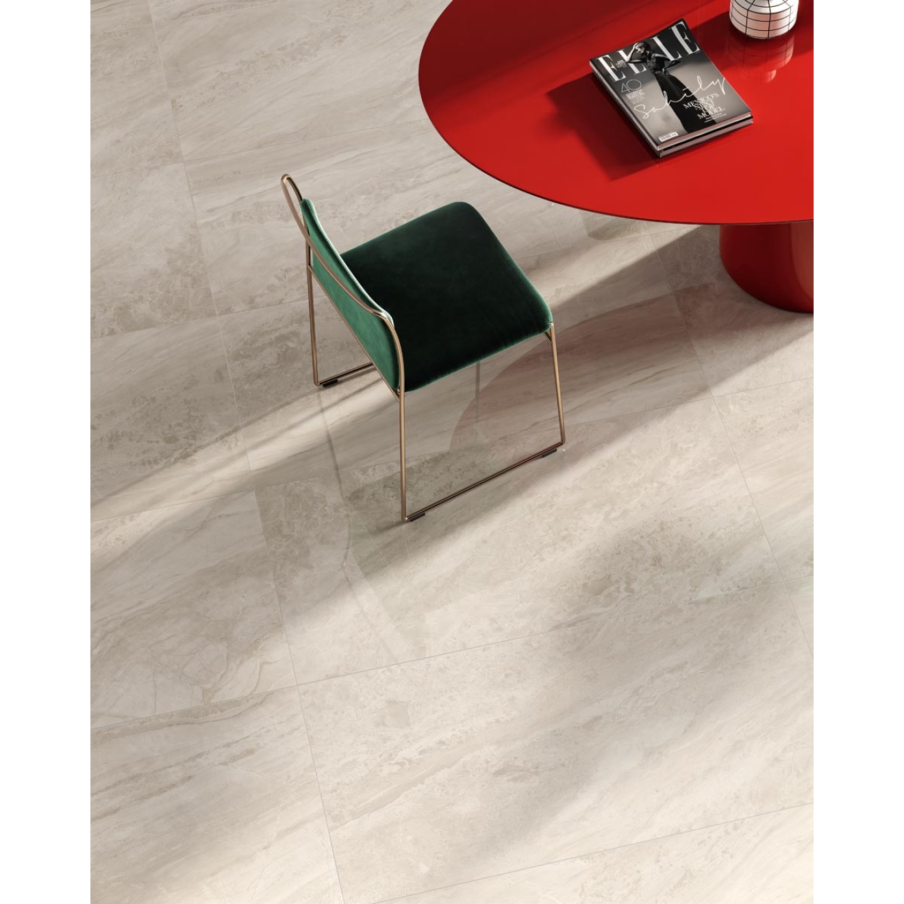 Fliese Sant Agostino Paradiso in der Farbe Beige verlegt unter einem Tisch und Stuhl