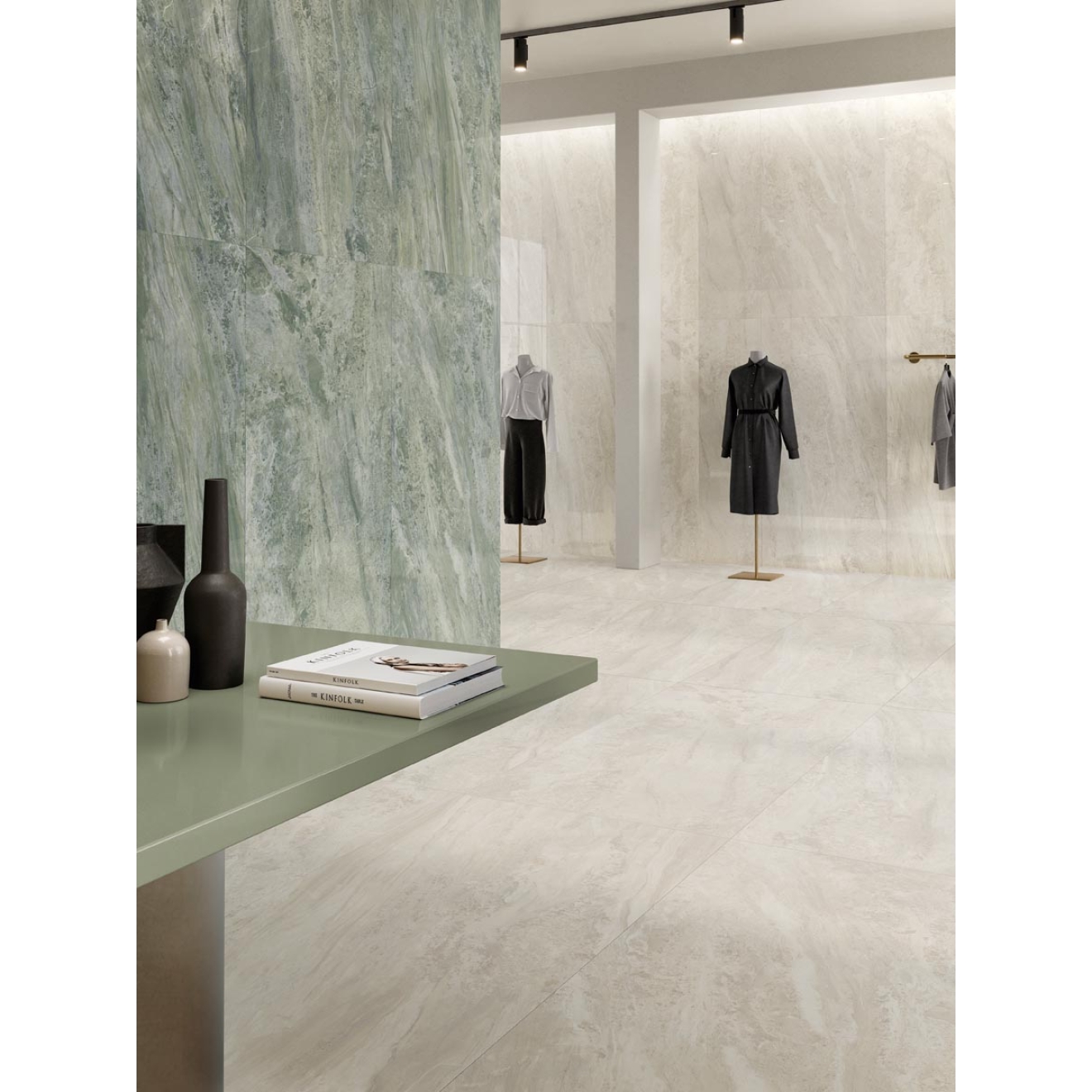 Fliese Sant Agostino Paradiso in der Farbe Ivory verlegt hinter Schaufensterpuppen