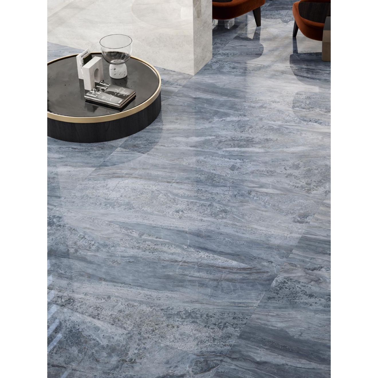 Fliese Sant Agostino Paradiso in der Farbe Navy verlegt unter einem runden Tisch