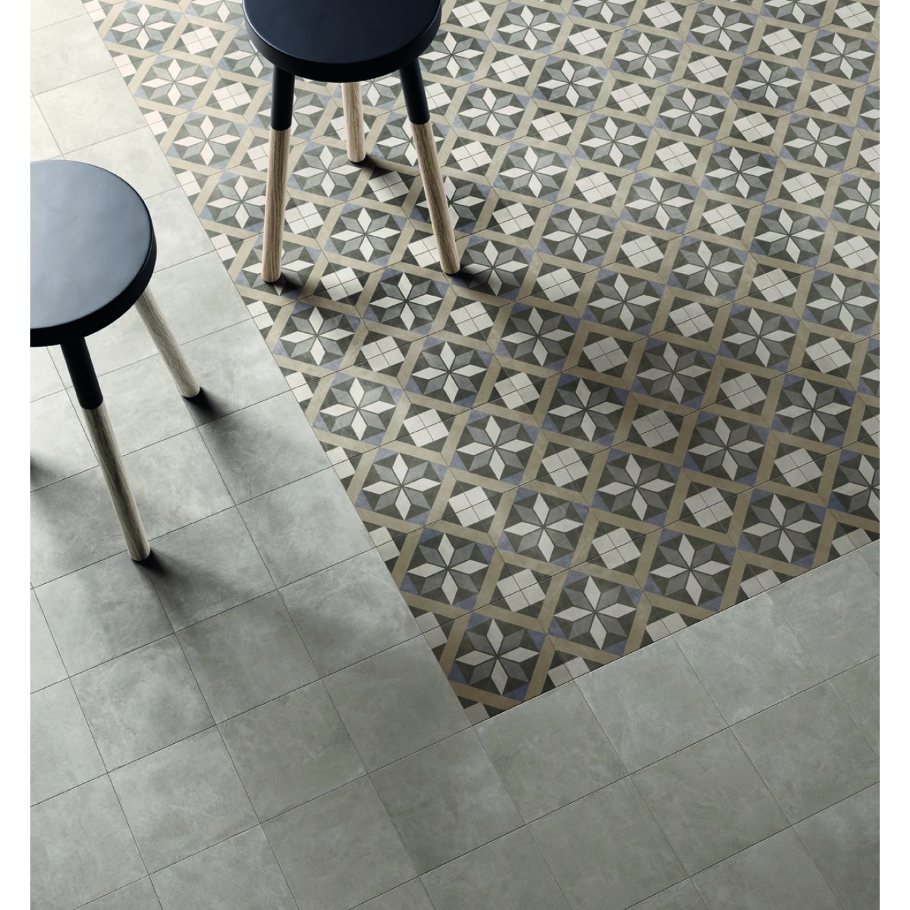 Fliese Sant Agostino Patchwork in der Farbe Classic Pearl verlegt unter zwei Hockern