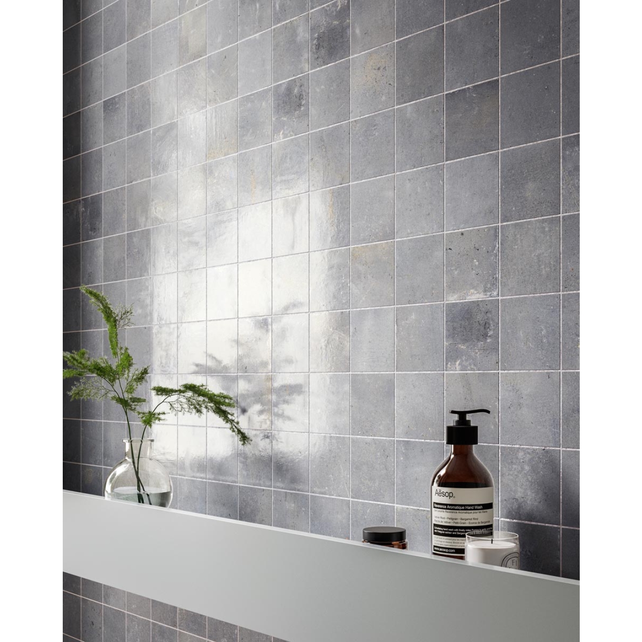 Fliese Sant Agostino Pixel in der Farbe Artic verlegt hinter einem Regal