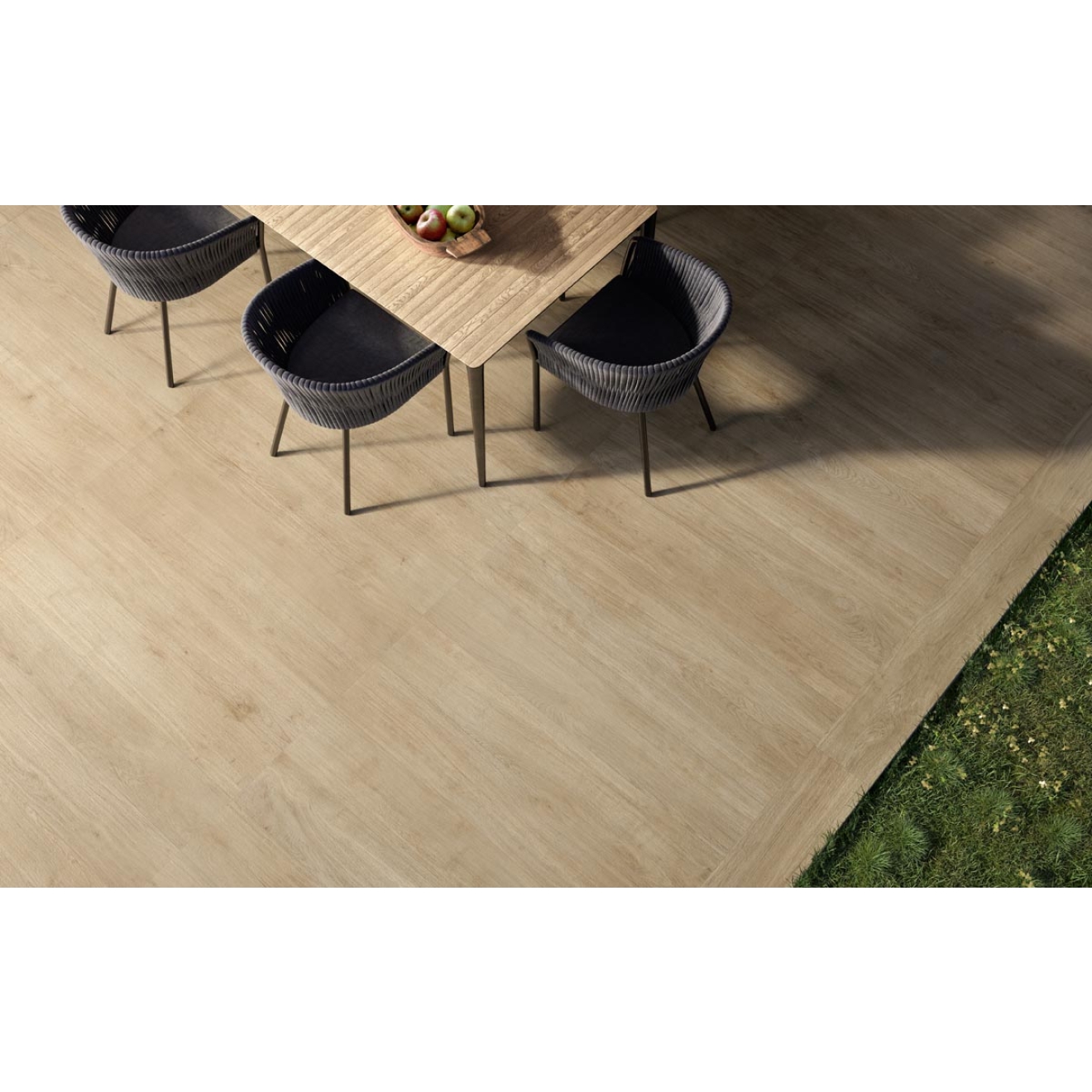 Bodenfliese Sant Agostino Primewood in der Farbe Honey verlegt unter einem Esstisch