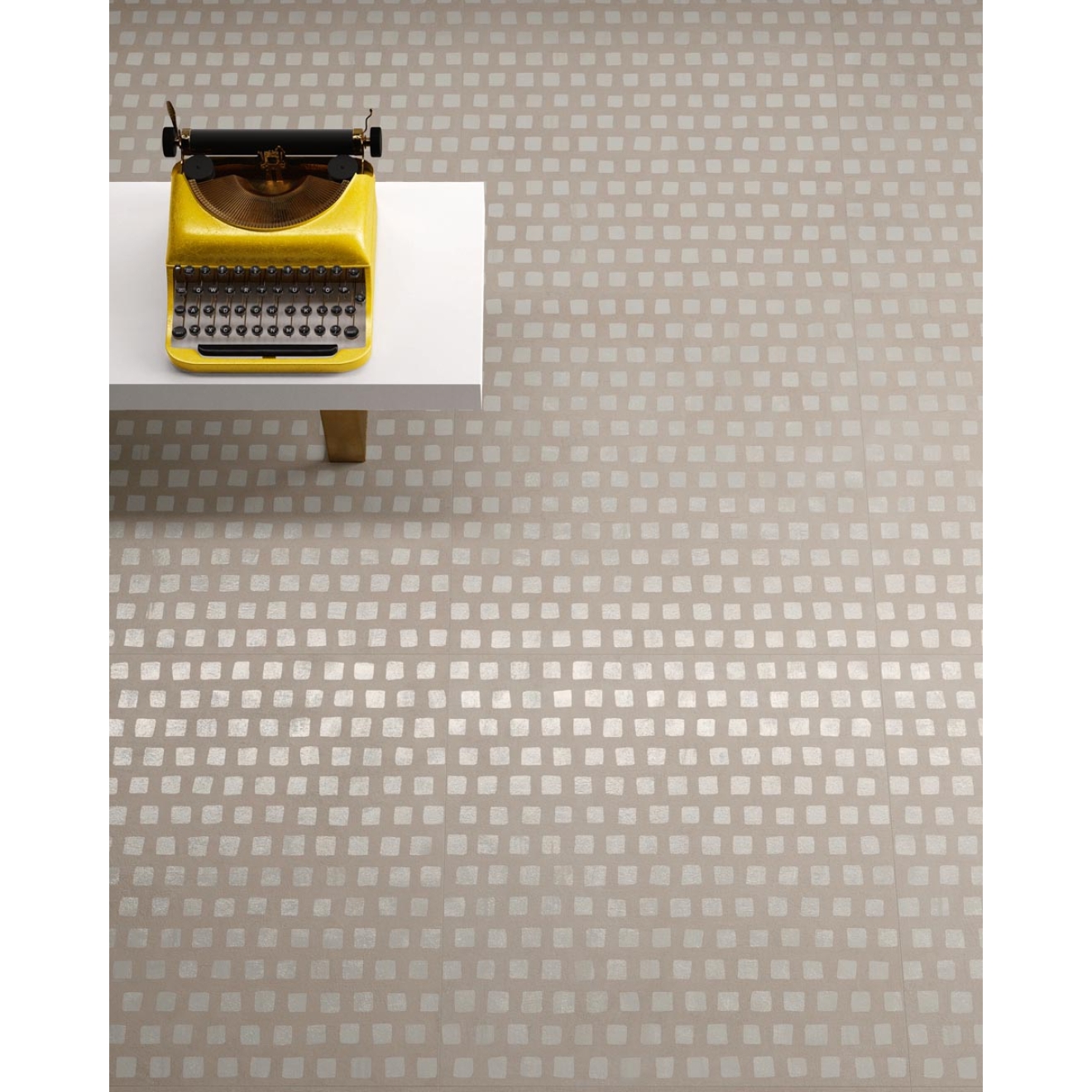 Fliese Sant Agostino Set in der Farbe Gem Pearl verlegt unter einer Bank mit einer Schreibmaschine