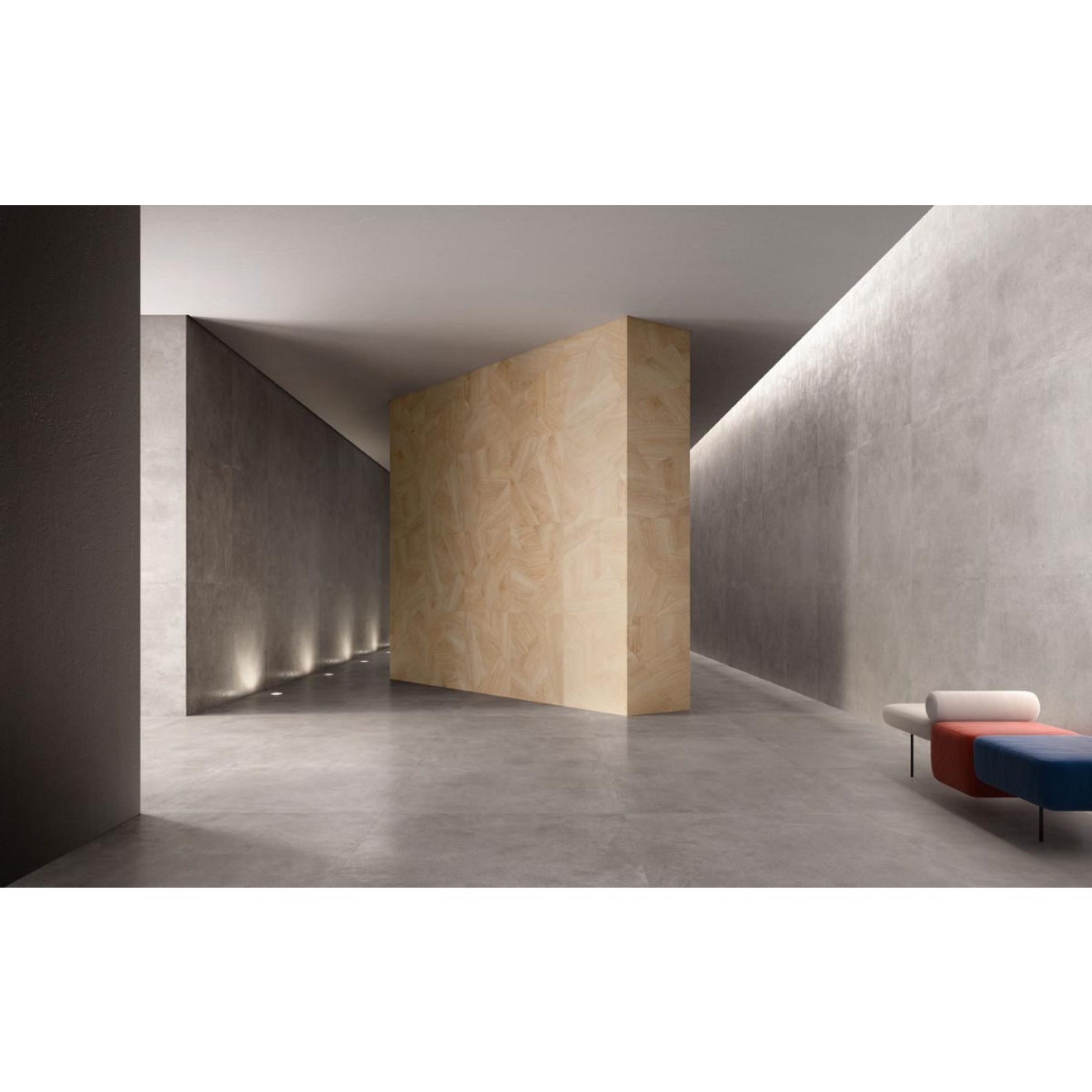 Fliese Sant Agostino Set in der Farbe Metrowood steht als rotierte Wand in einem Flur