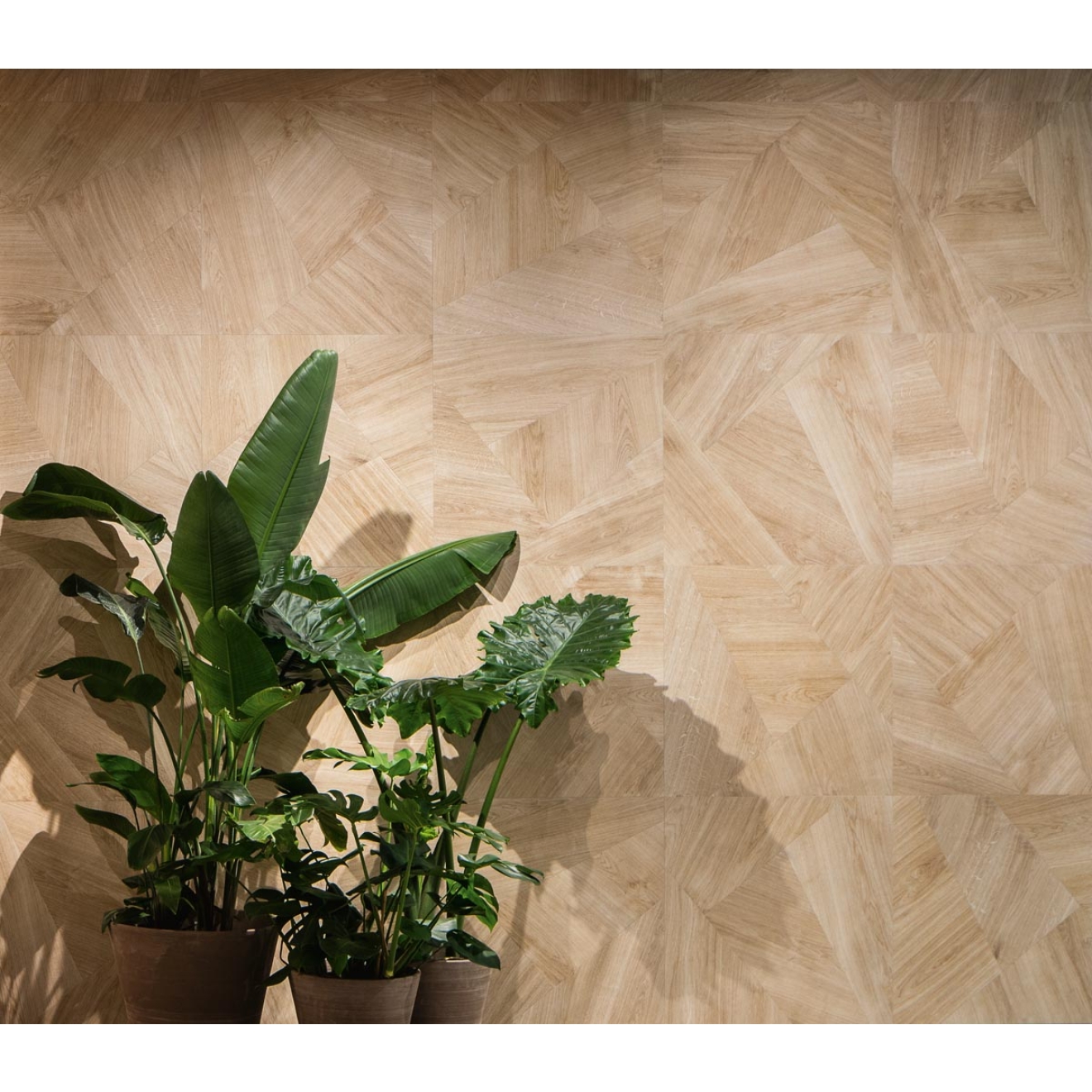 Fliese Sant Agostino Set in der Farbe Metrowood verlegt hinter Pflanzen