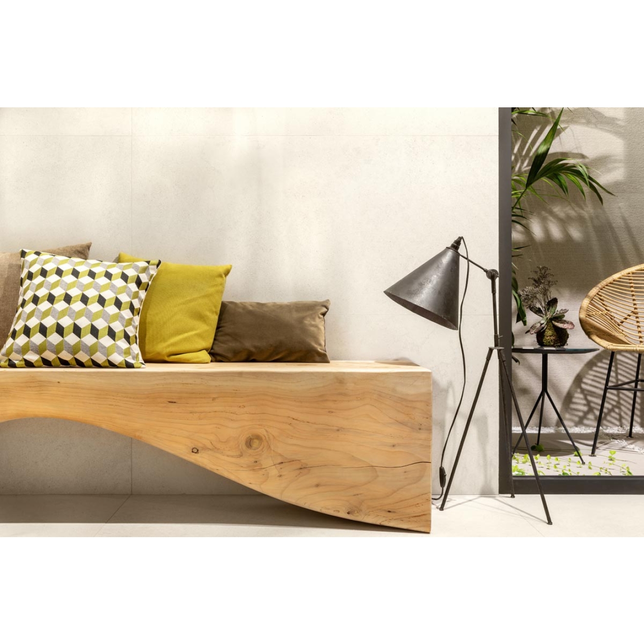 Fliese Sant Agostino Silkystone in der Farbe Light verlegt hinter einer Holzbank