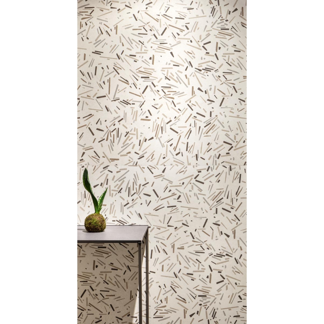 Decor Sant Agostino Silkystone in der Farbe Light verlegt hinter einer Kommode