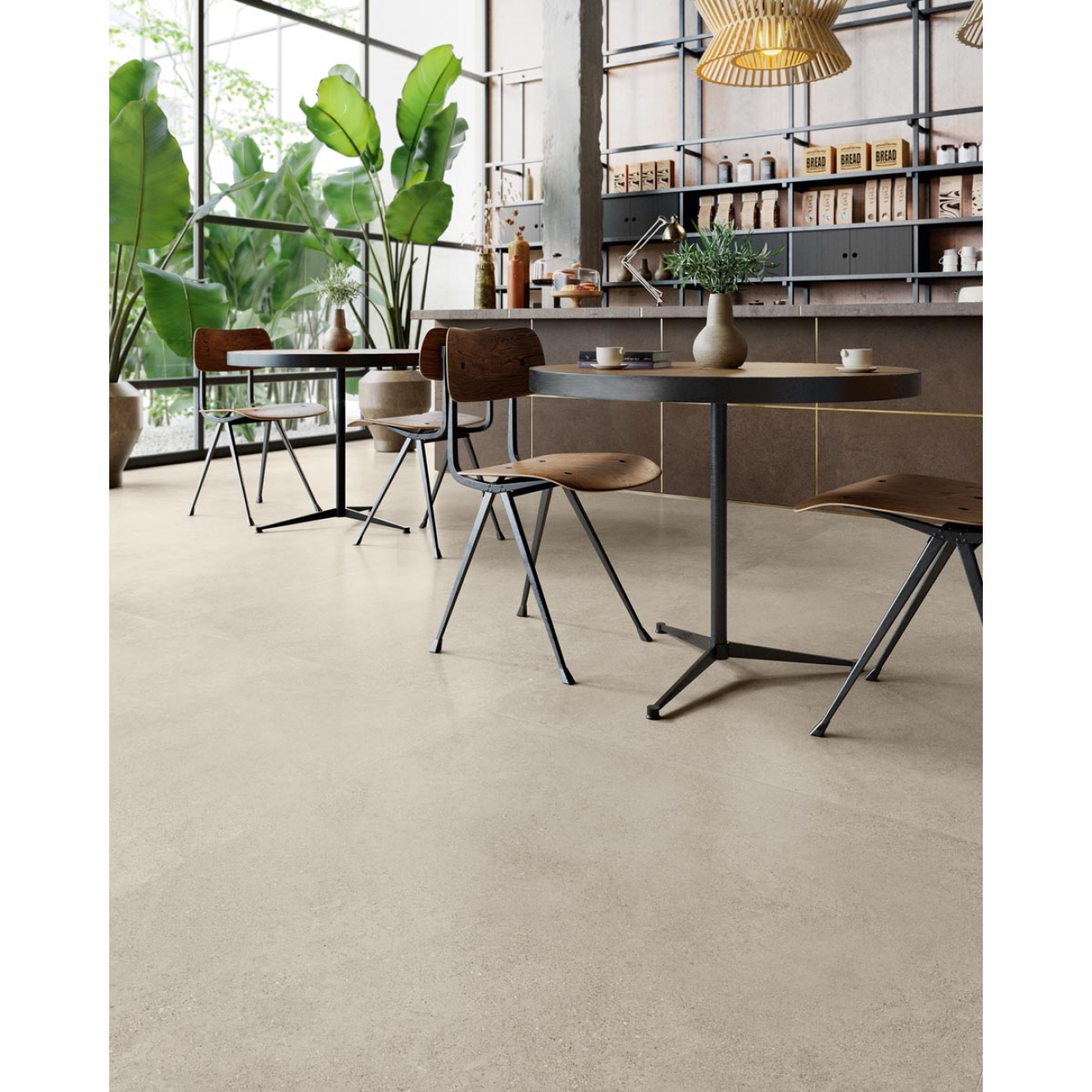 Fliese Sant Agostino Silkystone in der Farbe Sand verlegt unter einem Restauranttisch