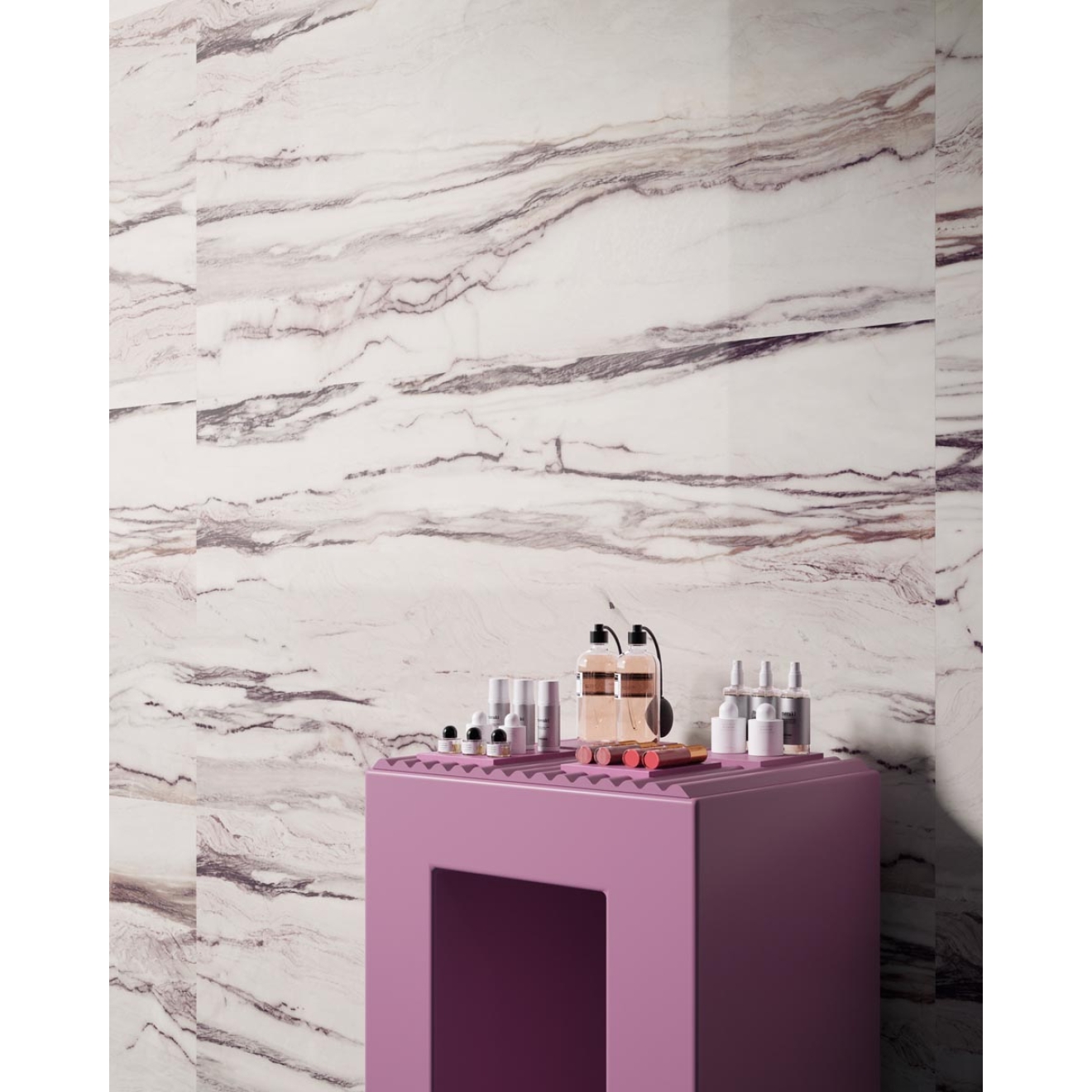 Fliese Sant Agostino Star in der Farbe Marble Purple verlegt hinter einer Kommode mit Hygieneartikeln