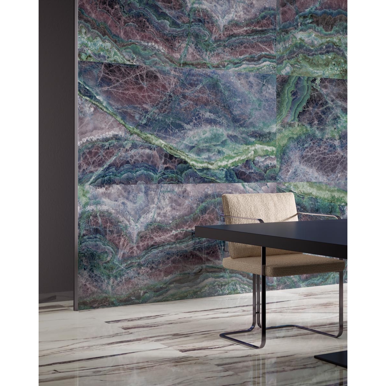 Fliese Sant Agostino Star in der Farbe Marble Purple verlegt unter einem Tisch und Stuhl