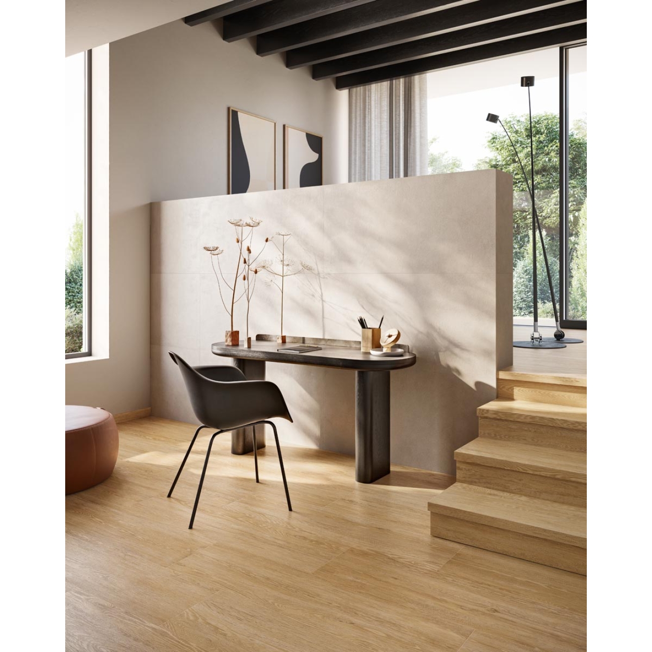 Fliese Sant Agostino Sunwood in der Farbe Natural verlegt unter einem Schreibtisch und Stuhl