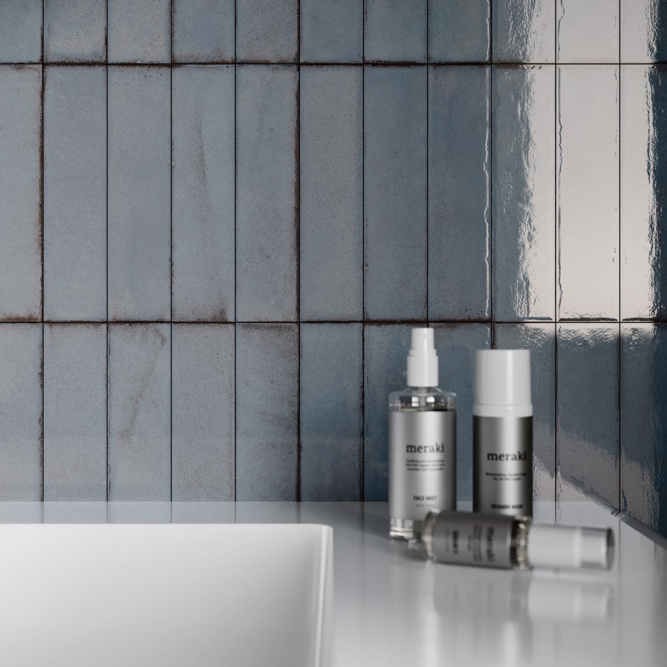 Dekor Sant Agostino Tetris in der Farbe Artic verlegt hinter einem Waschbecken