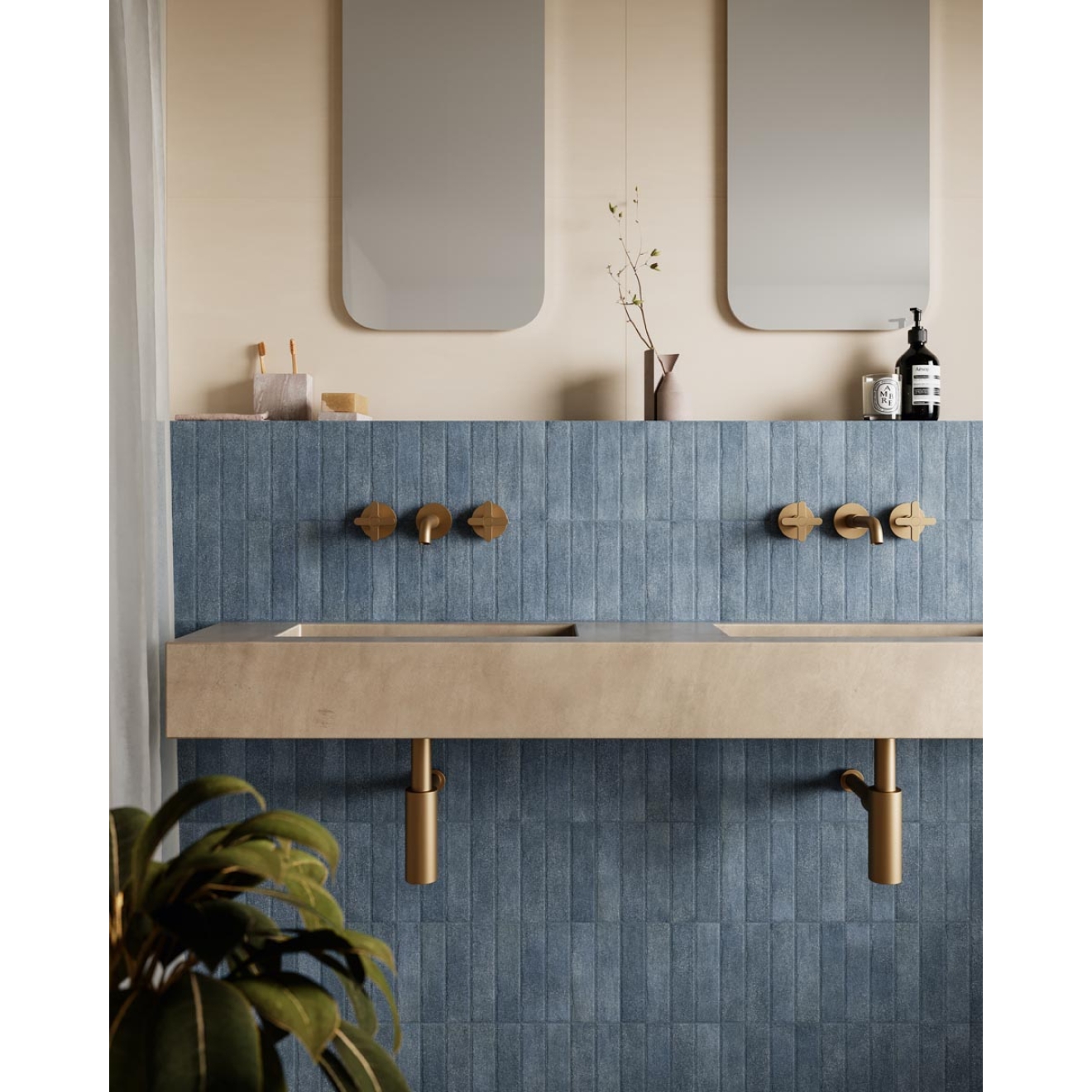 Dekor Sant Agostino Tetris in der Farbe Blu verlegt hinter zwei Waschbecken