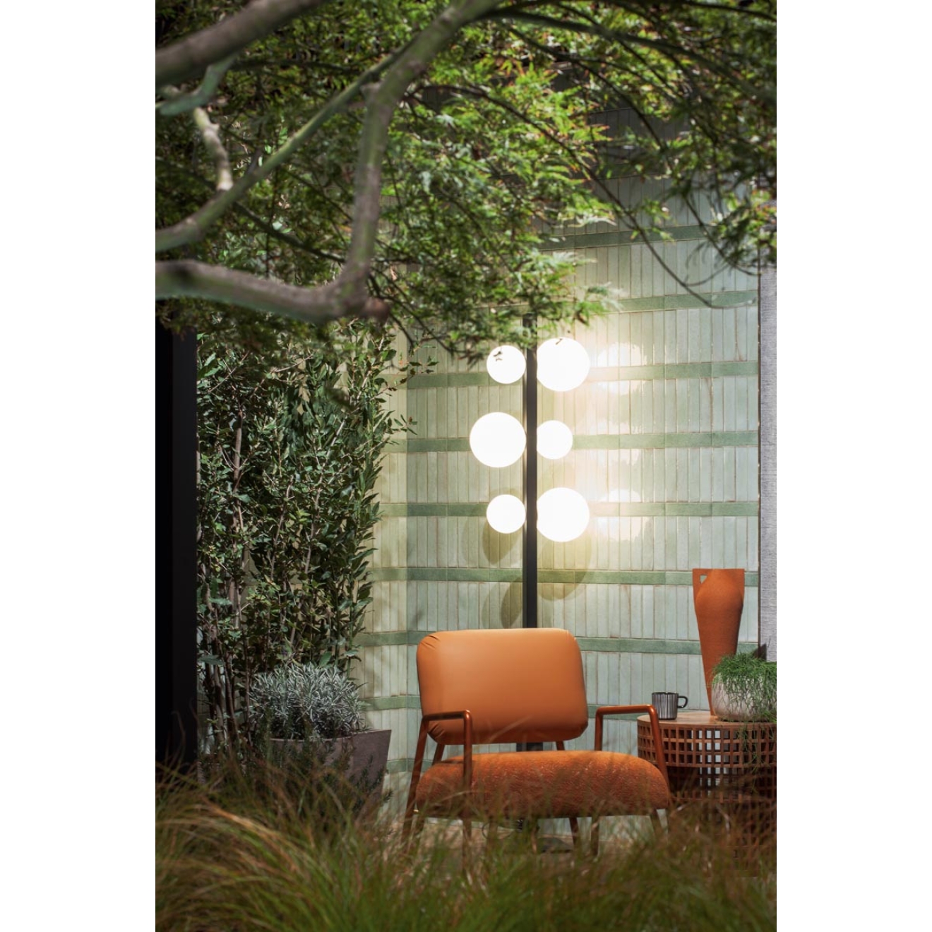 Dekor Sant Agostino Tetris in der Farbe Muschio verlegt hinter einem Stuhl und einer Lampe