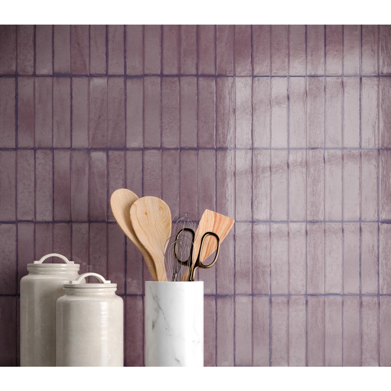 Dekor Sant Agostino Tetris in der Farbe Orchid verlegt hinter Küchenuntensilien