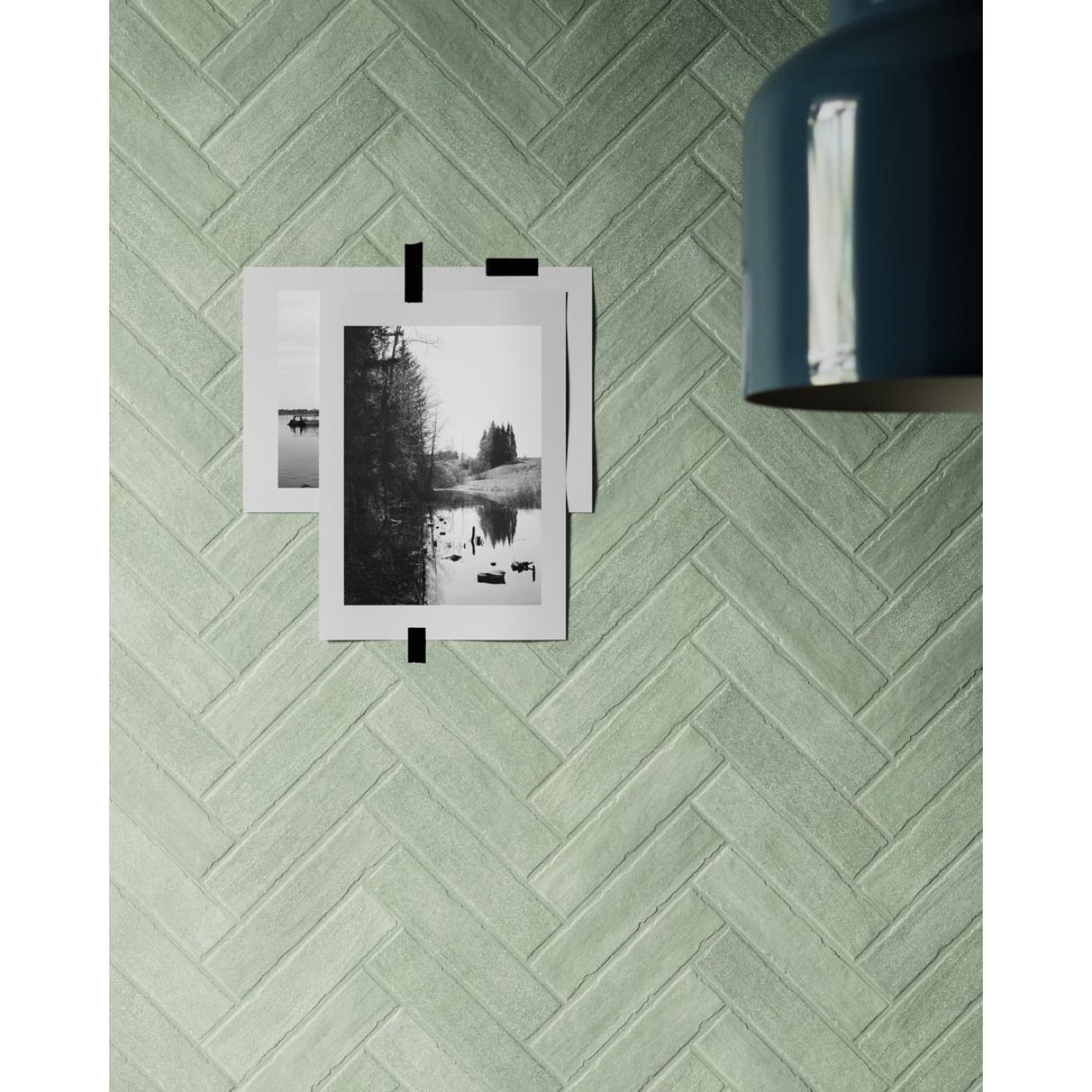 Dekor Sant Agostino Tetris in der Farbe Rugiada verlegt hinter einem Bild