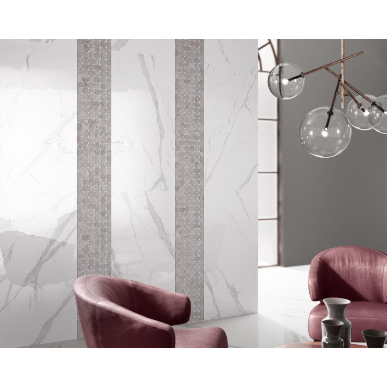 Fliese Sant Agostino Themar in der Farbe Statuario Venato verlegt hinter zwei Sesseln