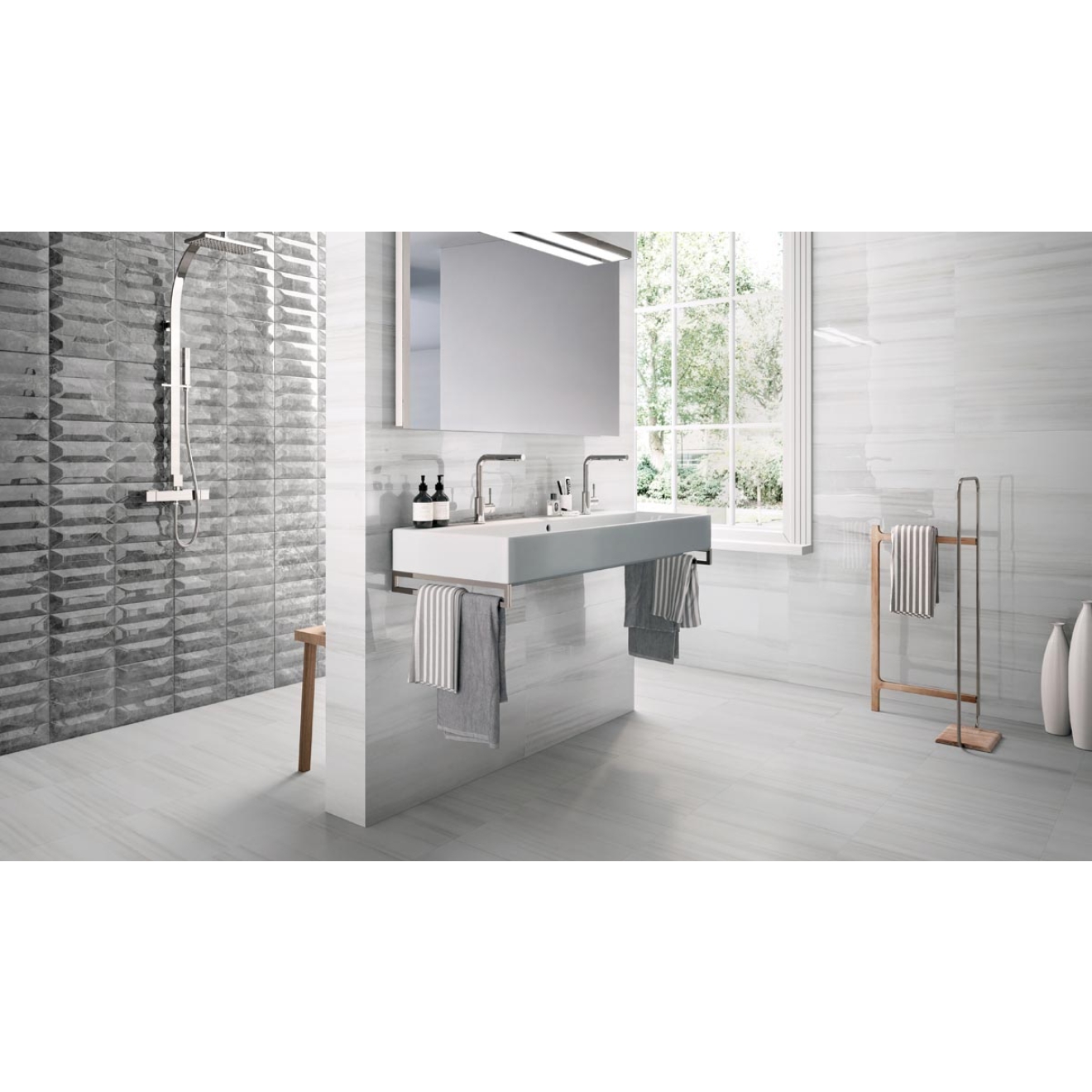 Fliese Sant Agostino Themar in der Farbe Bianco Lasa verlegt in einem Badezimmer