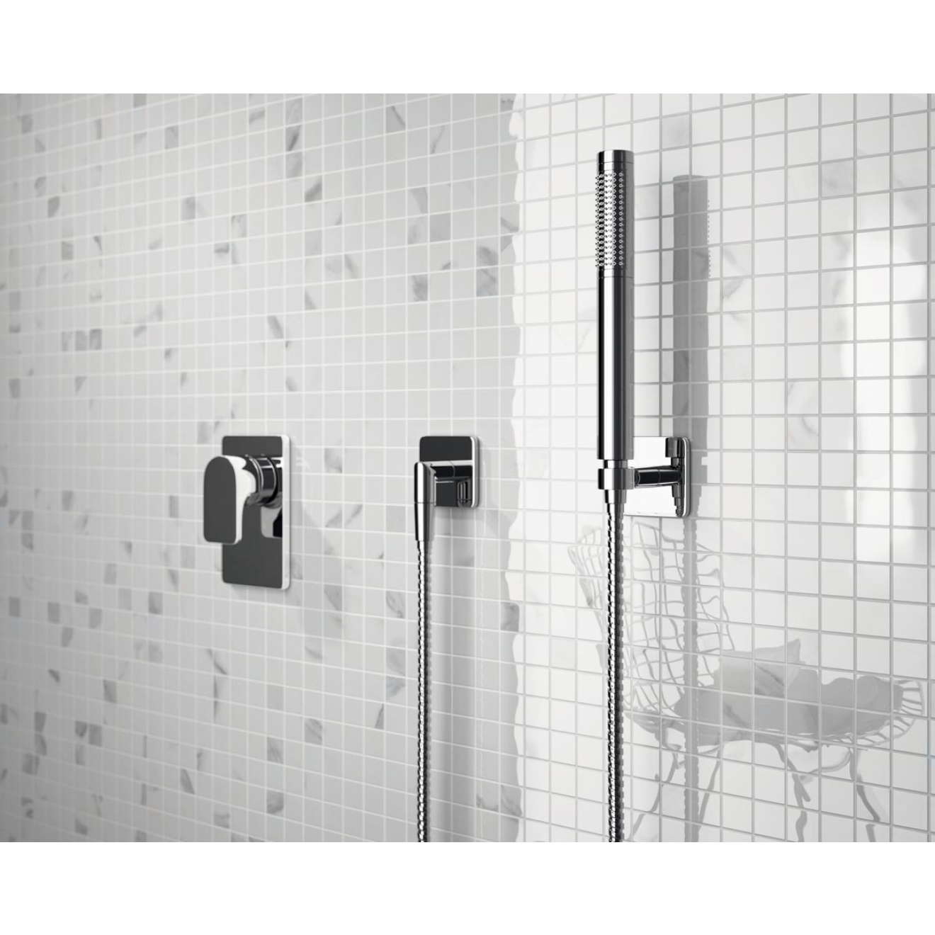 Mosaik Sant Agostino Themar in der Farbe Bianco Lasa verlegt in einer Dusche