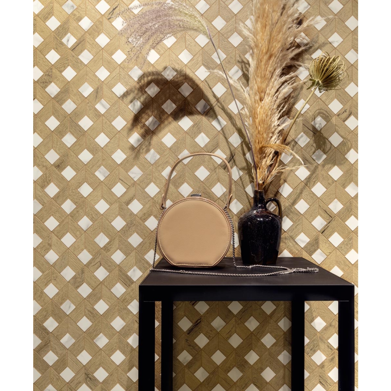 Mosaik Sant Agostino Timewood in der Farbe Natural verlegt hinter einem Tisch mit Tasche und einer Pflanze