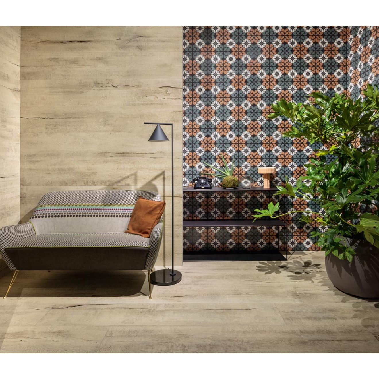 Fliese Sant Agostino Timewood in der Farbe Honey verlegt in einem Wohnzimmer