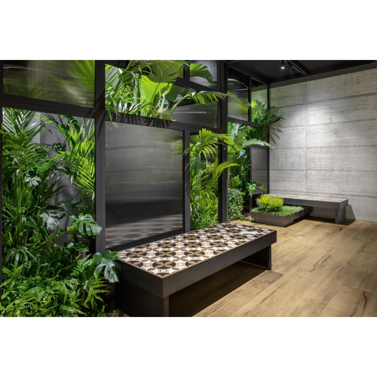 Fliese Sant Agostino Timewood in der Farbe Natural verlegt in einer Botanik-Ausstellung