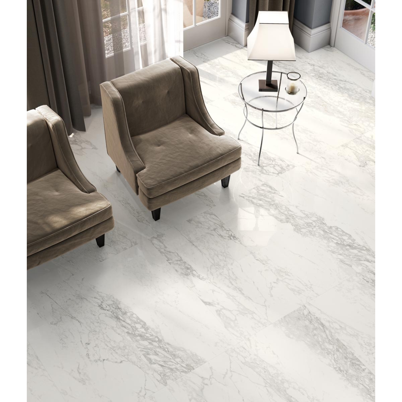 Fliese Sant Agostino Trumarmi in der Farbe Arabescato verlegt unter zwei Sesseln