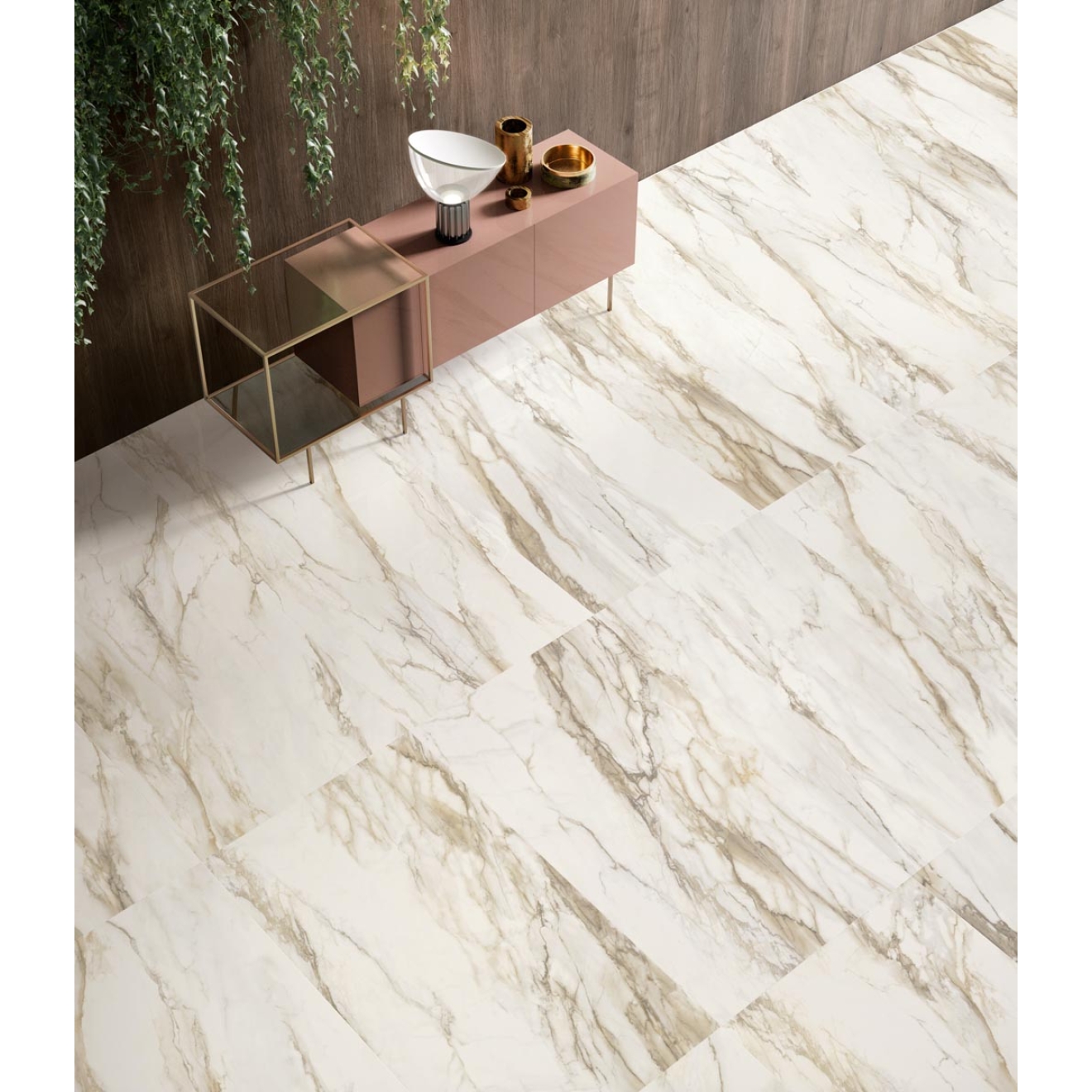 Fliese Sant Agostino Trumarmi in der Farbe Gold verlegt unter einer Kommode