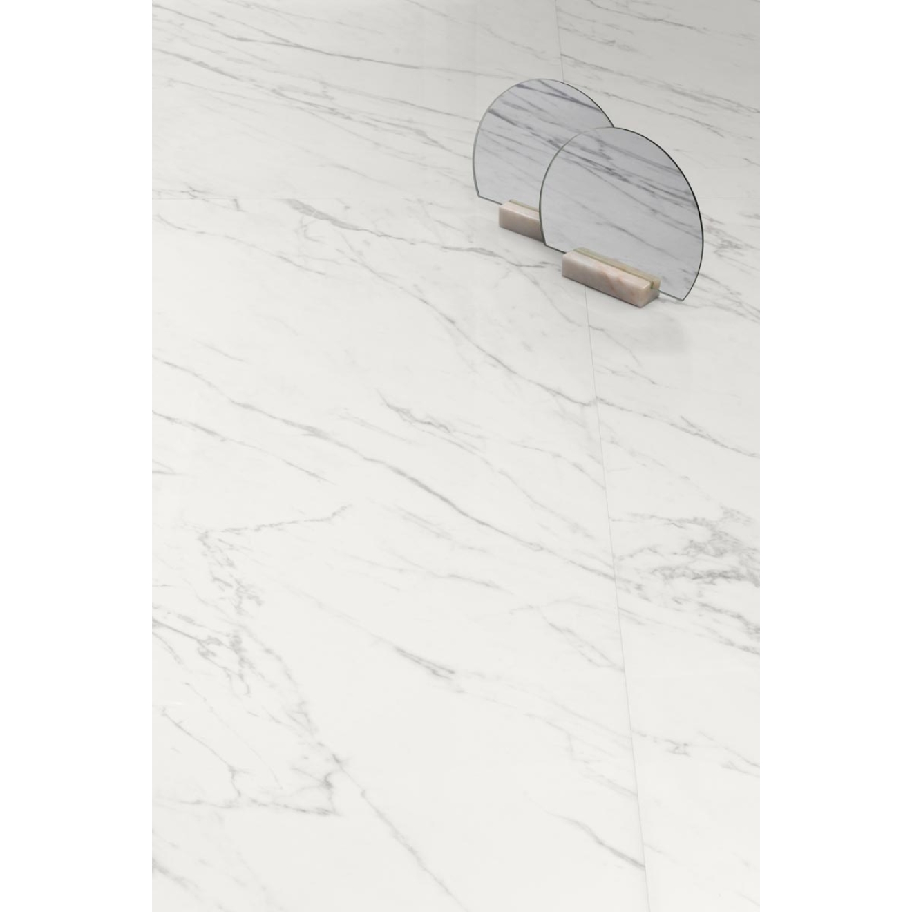 Fliese Sant Agostino Trumarmi in der Farbe Venatino verlegt unter Aufstellern