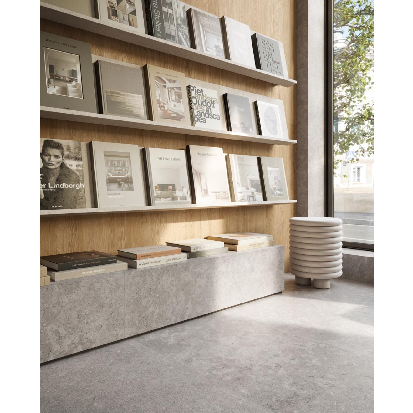 Fliese Sant Agostino Unionstone 2 in der Farbe Cedre Grey verlegt vor einem Bücherregal