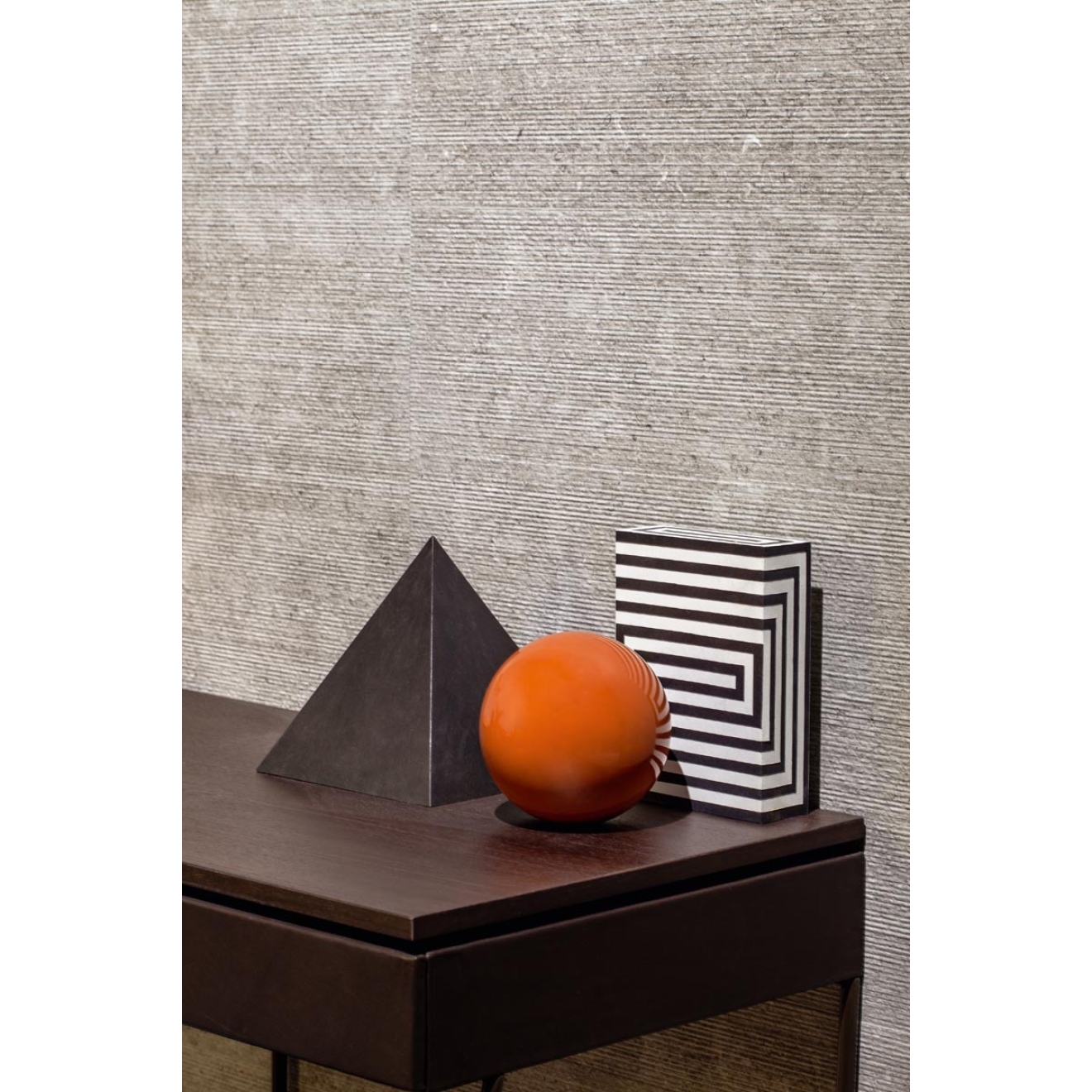 Dekor Sant Agostino Unionstone 2 in der Farbe Cedre Grey verlegt hinter einer Kommode