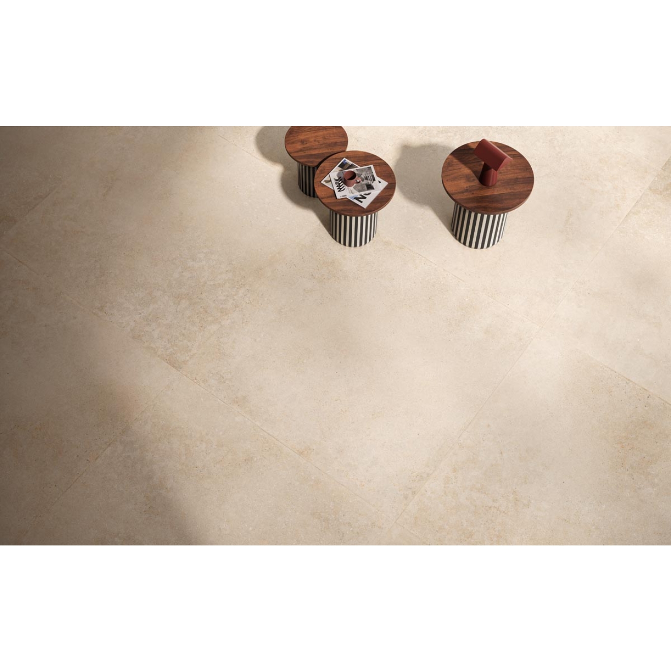 Fliese Sant Agostino Unionstone 2 in der Farbe Olimpia Avorio verlegt unter drei Hockern