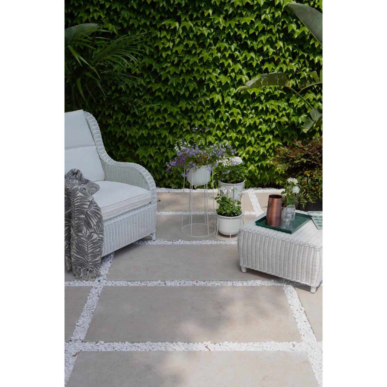 Terrassenplatte Sant Agostino Unionstone in der Farbe Jura Stone verlegt auf einer Terrasse