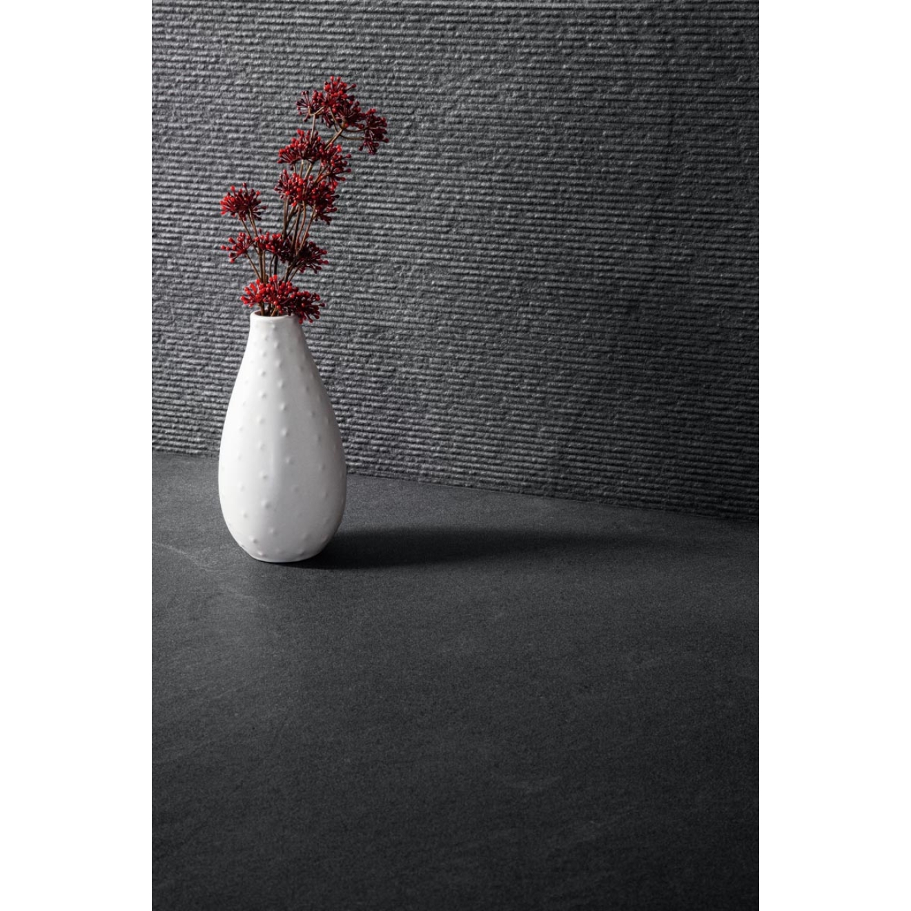 Dekor Sant Agostino Unionstone in der Farbe Mustang verlegt hinter einer Vase