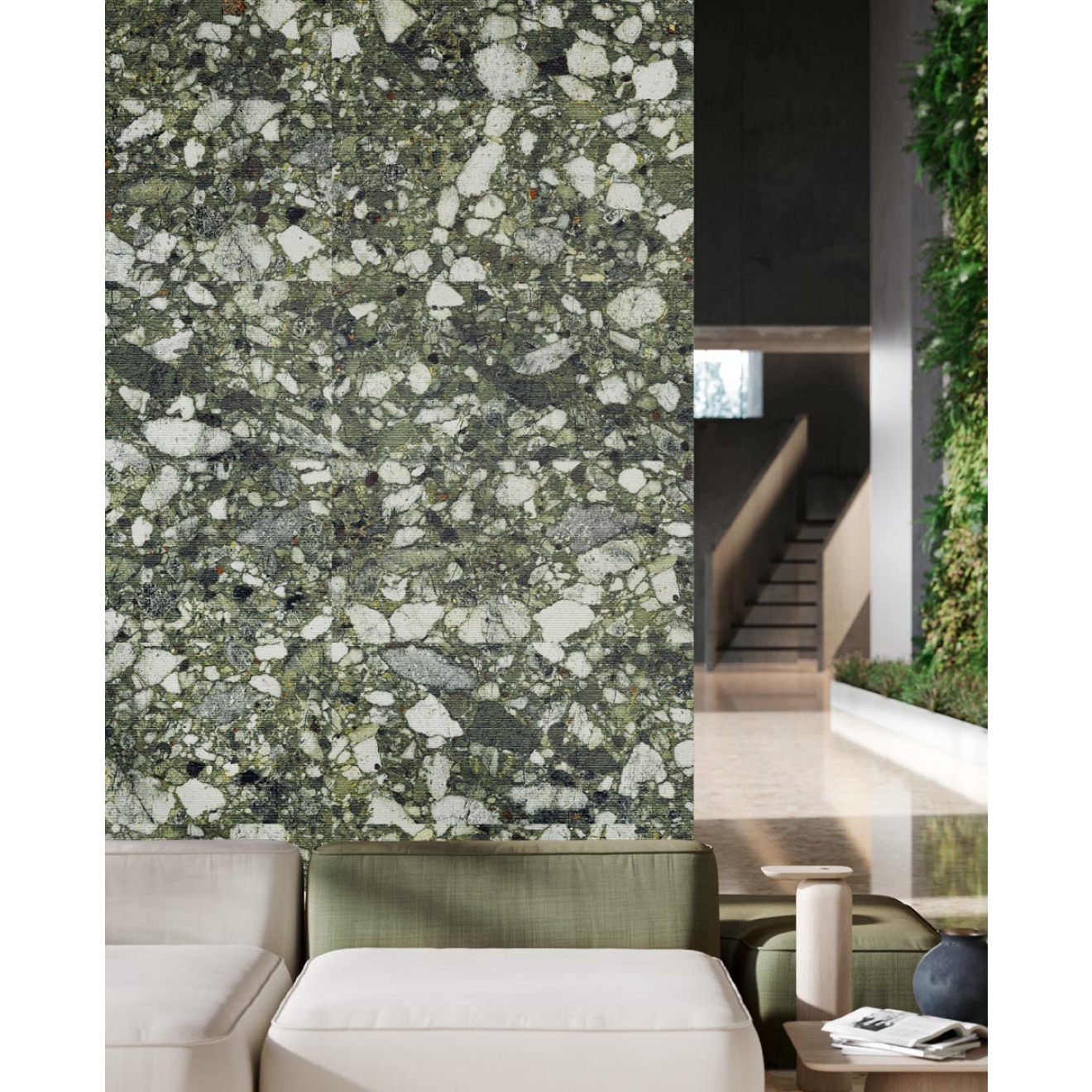 Fliese Sant Agostino Venistone in der Farbe Emerald verlegt hinter einem Sofa