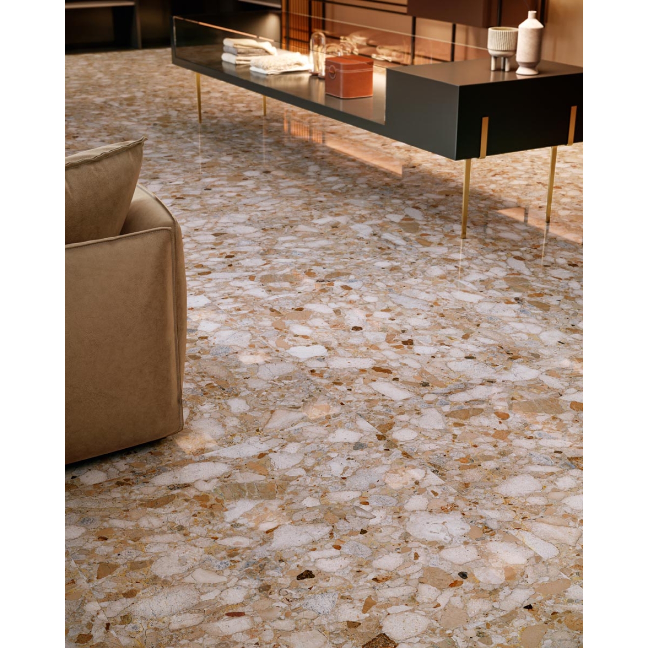 Fliese Sant Agostino Venistone in der Farbe Gold verlegt unter einem Austellungstisch