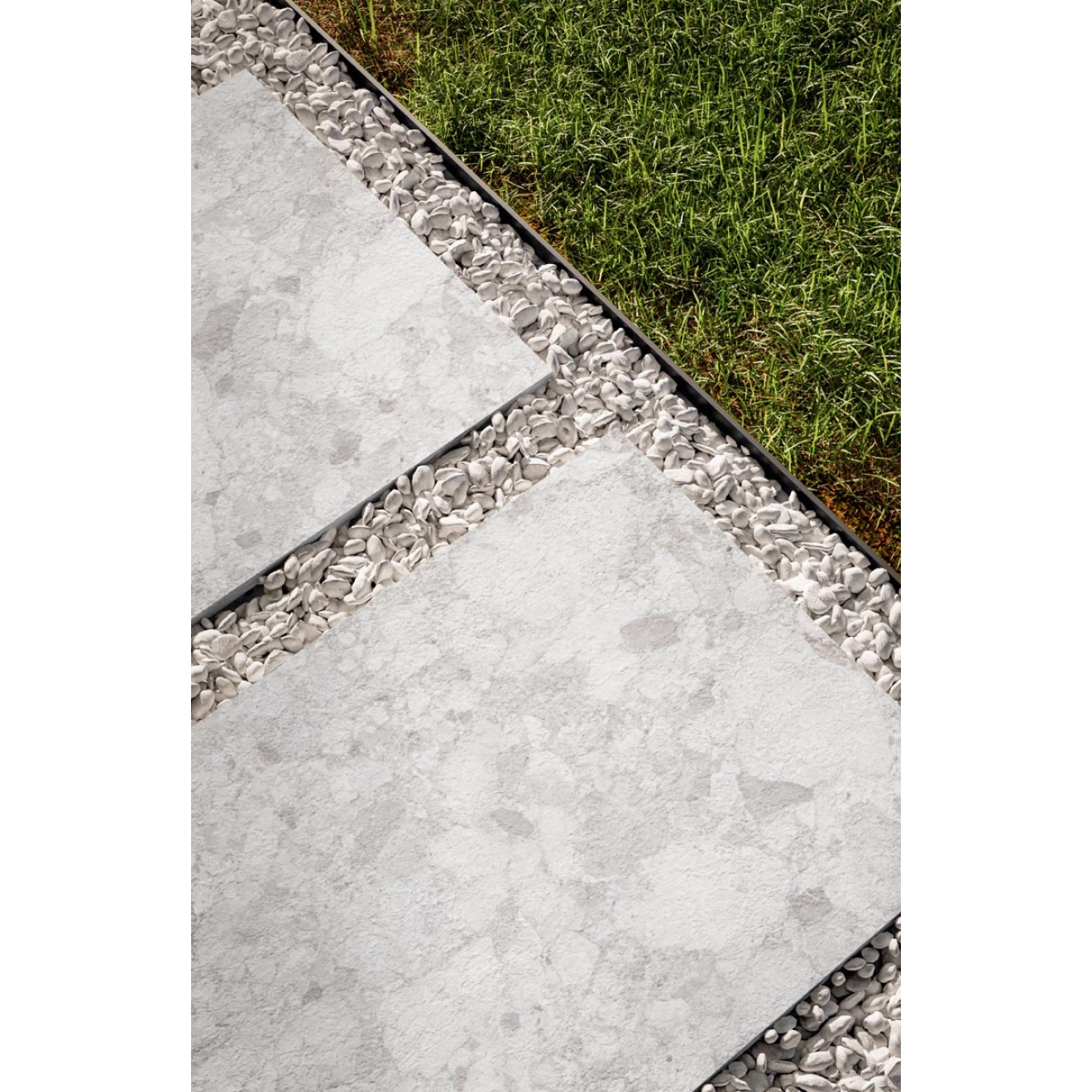 Terrassenplatte Sant Agostino Venistone in der Farbe Pearl verlegt auf einer Terrasse