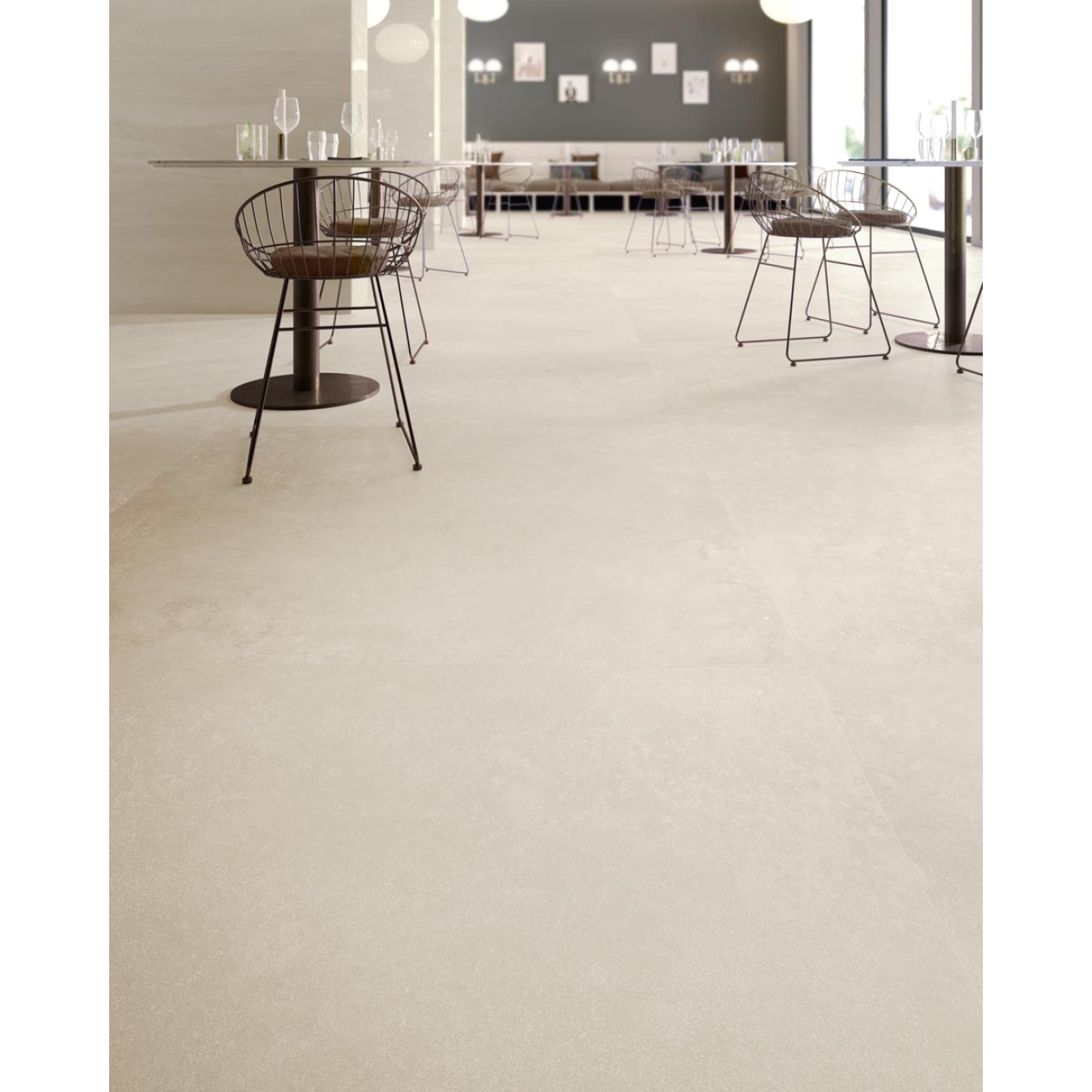 Fliese Sant Agostino Via Appia in der Farbe Ivory Cross verlegt unter Restauranttischen