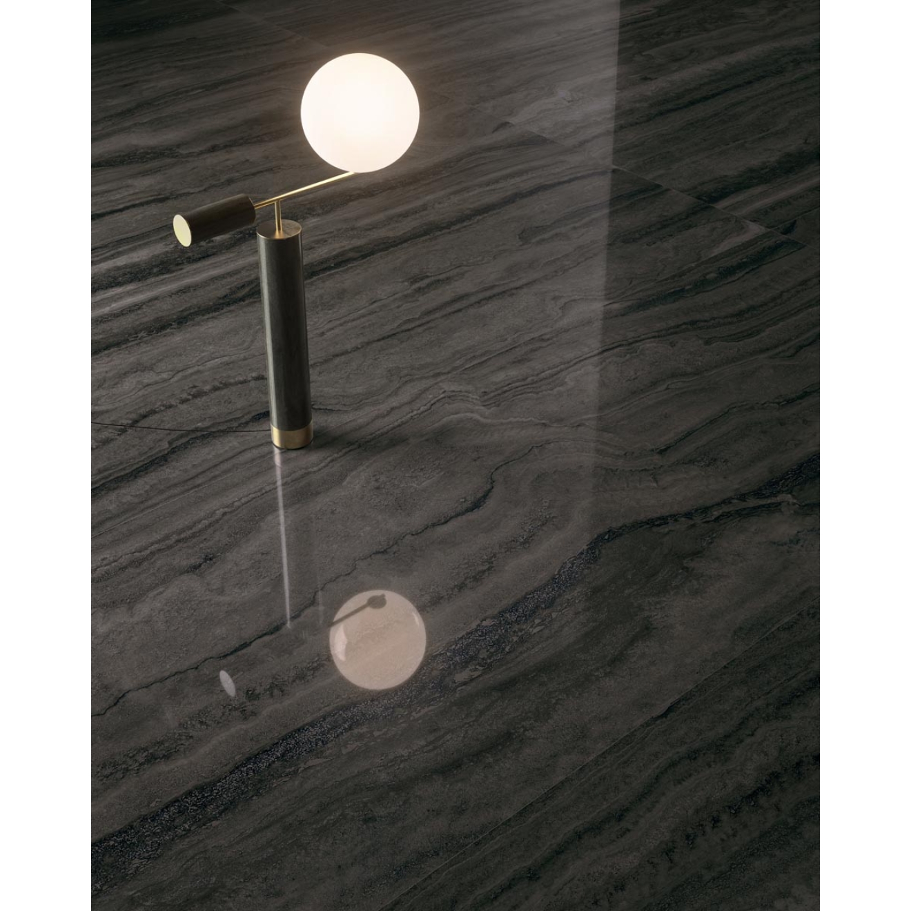 Fliese Sant Agostino Via Appia in der Farbe Dark Vein verlegt unter einer Lampe