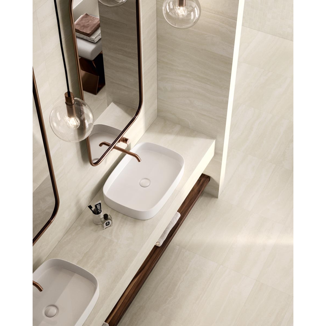 Fliese Sant Agostino Via Appia in der Farbe Ivory Vein verlegt an einem Waschbecken