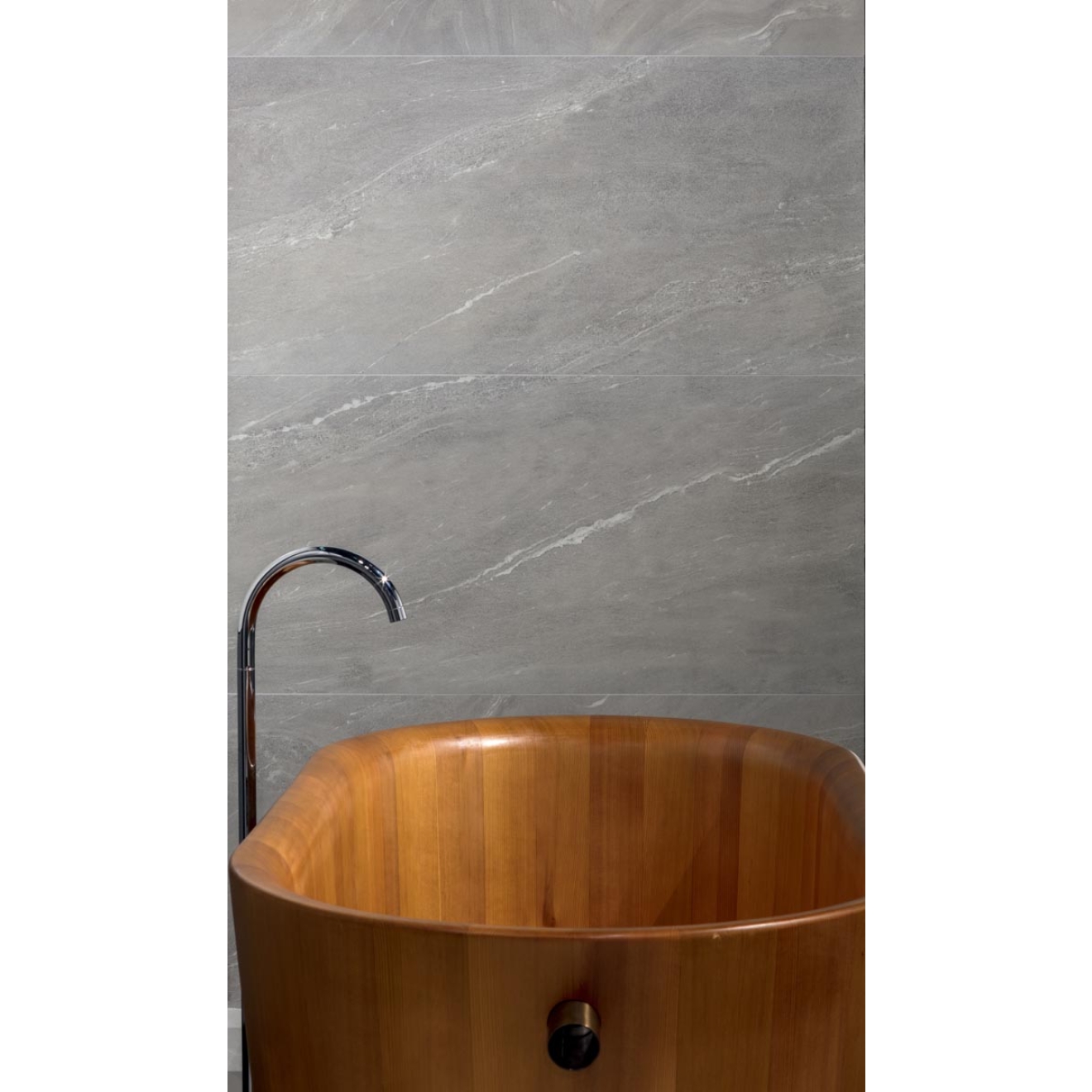 Fliese Sant Agostino Waystone in der Farbe Grey verlegt hinter einer Badewanne