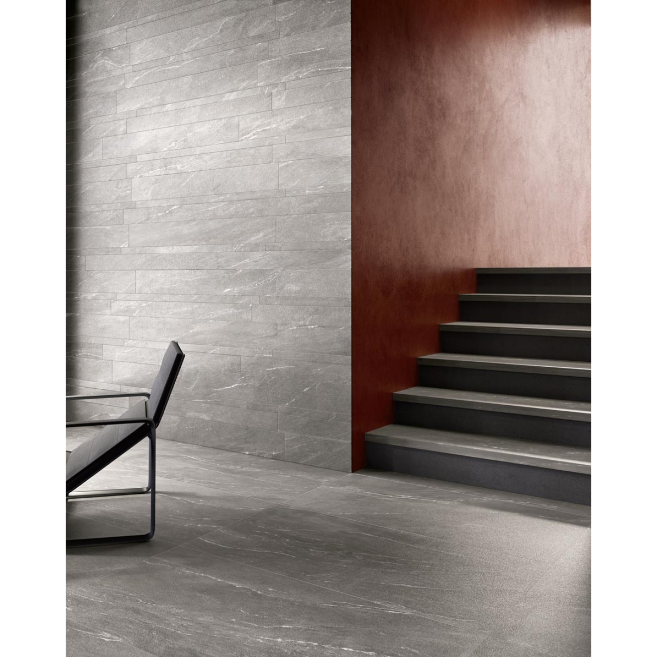 Fliese Sant Agostino Waystone in der Farbe Grey verlegt an einer Treppe