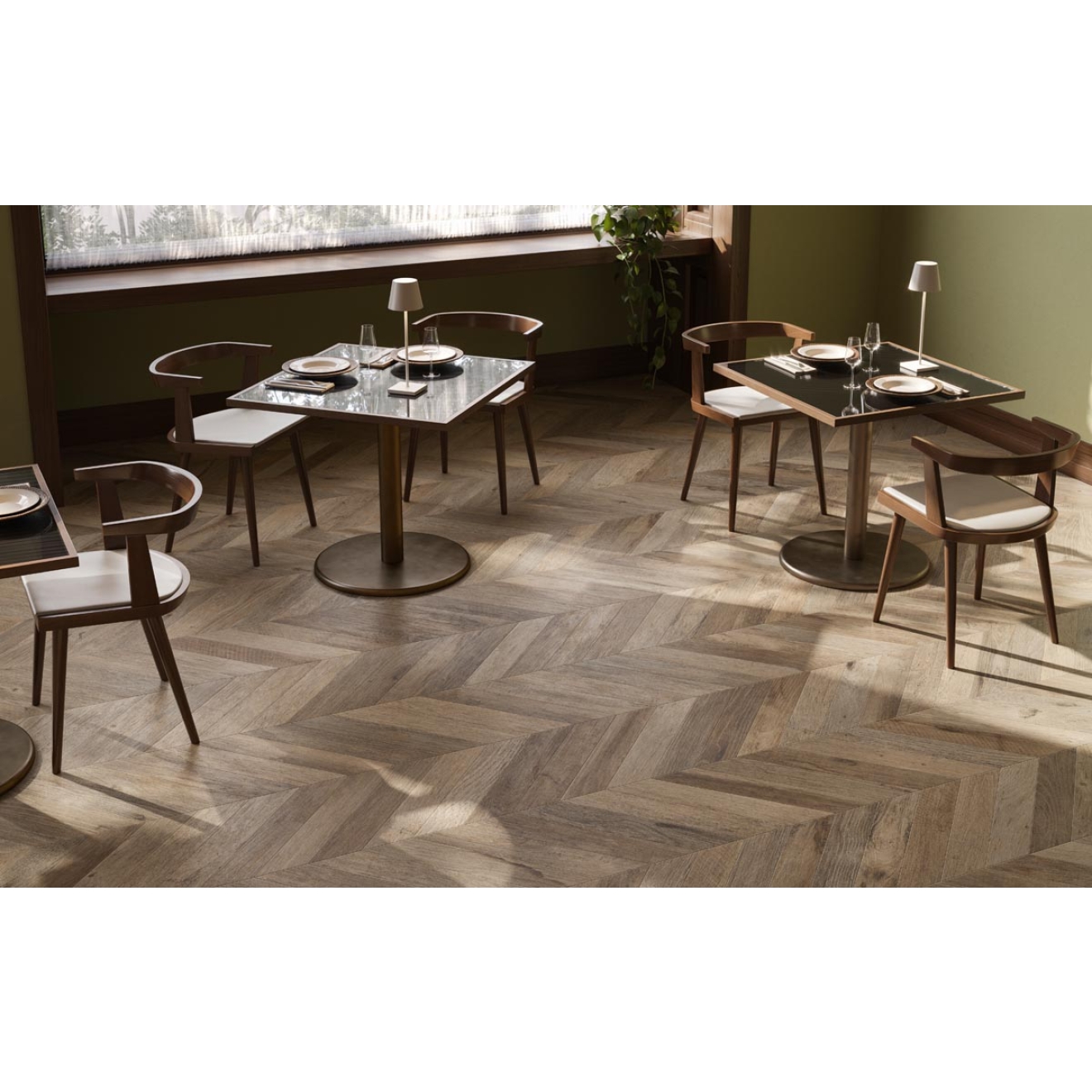 Chevron Sant Agostino Yorkwood in der Farbe Brown verlegt in einem Restaurant